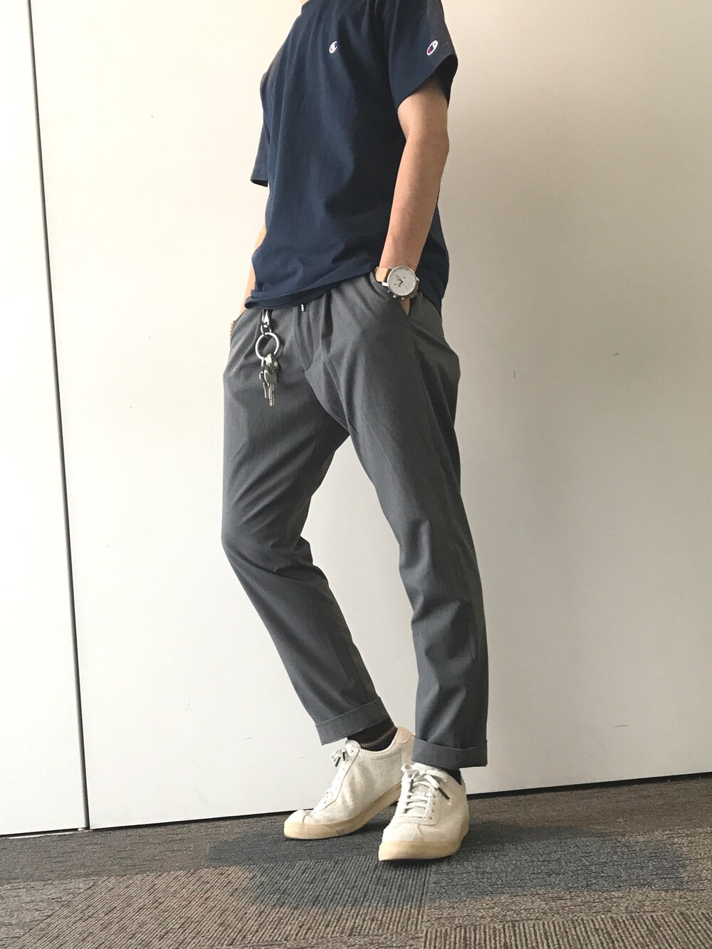 「シンプル、キレイめ、チャンピオン、BEAMS、NIKE、スエード」｜「BEAMSのBEAMS / イージースラックス（スラックス、グレー系）」を使った、エムエムさん（メンズ・170cm）の夏コーディネートの1枚目の写真