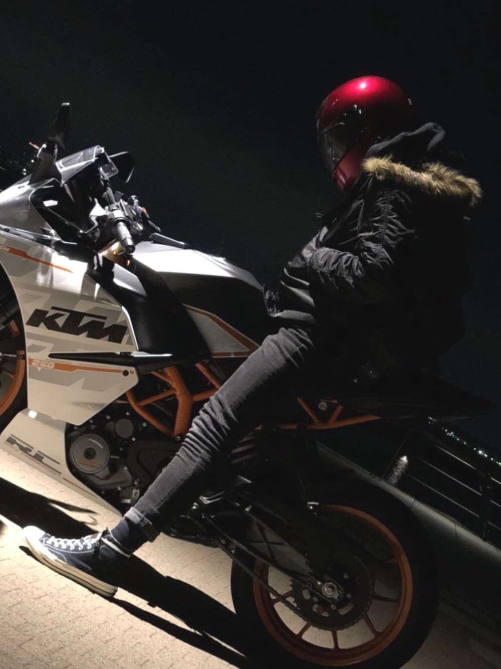 「バイク、アルファインダストリーズ、N2B、KTM」｜「Alpha Industriesのアイテム（ライダースジャケット、ブラック系）」を使った、あさりさん（メンズ・178cm）の春コーディネートの1枚目の写真
