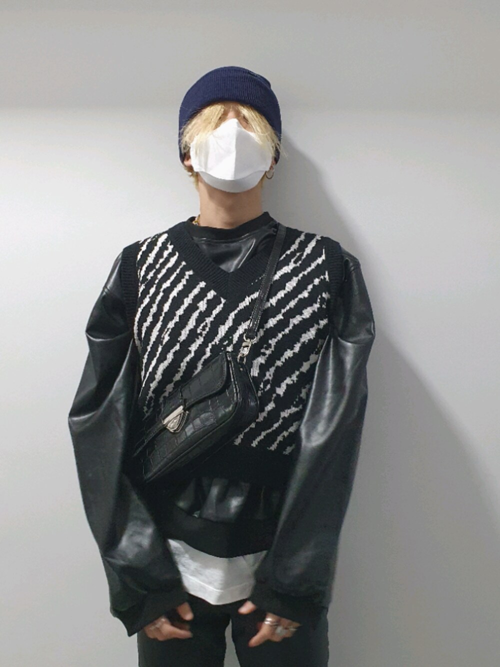 「FEKETE、韓国ファッション、韓国ブランド、秋冬コーデ、おしゃれさんと繋がりたい、シンプル」｜「FEKETEのFEKETE ZEBRA KNIT VEST（ベスト、ブラック系）」を使った、handscleanboyさん（メンズ・178cm）の冬コーディネートの1枚目の写真