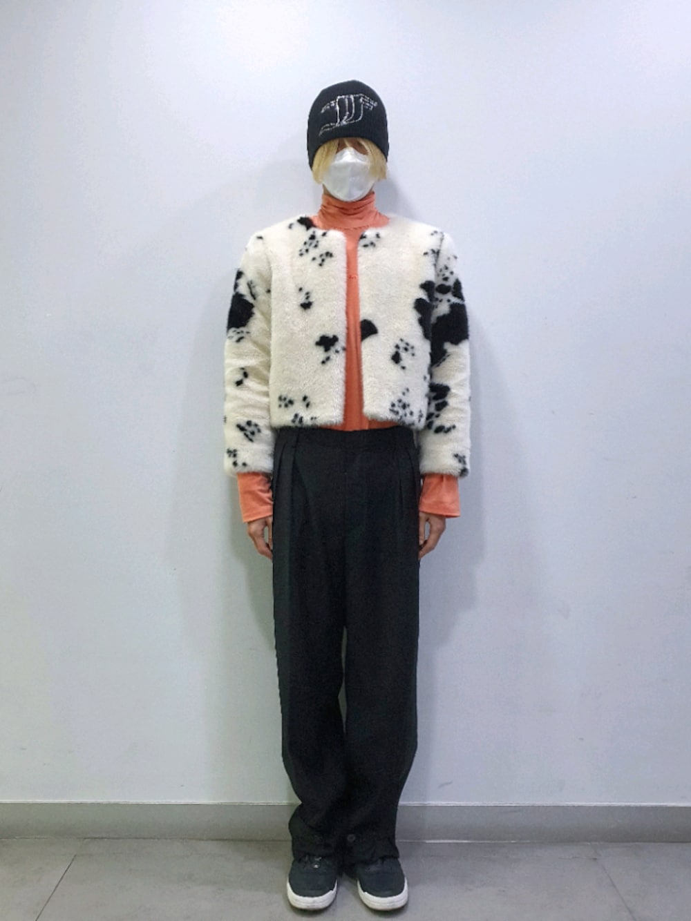 「FEKETE、今日のコーデ、カジュアル、スニーカーコーデ、ニット帽、シンプルコーデ」｜「FEKETEのFEKETE NO-COLLAR COW FUR JACKET（その他アウター、ブラック系）」を使った、handscleanboyさん（メンズ・178cm）の冬コーディネートの1枚目の写真