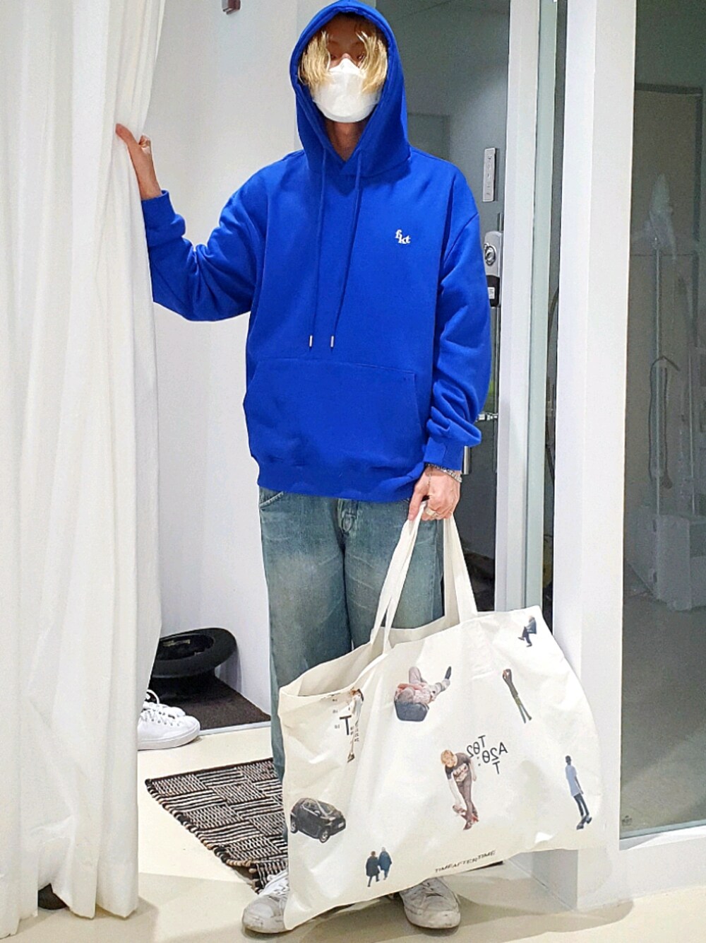「FEKETE、Levi's、converse、timeaftertime、シンプル、カジュアル、今日のコーデ、白スニーカー、スウェット、春」｜「FEKETEのFEKETE MADE FKT LOGO BASIC HOODIE（SET-UP）（パーカー、ブルー系）」を使った、handscleanboyさん（メンズ・178cm）の冬コーディネートの1枚目の写真