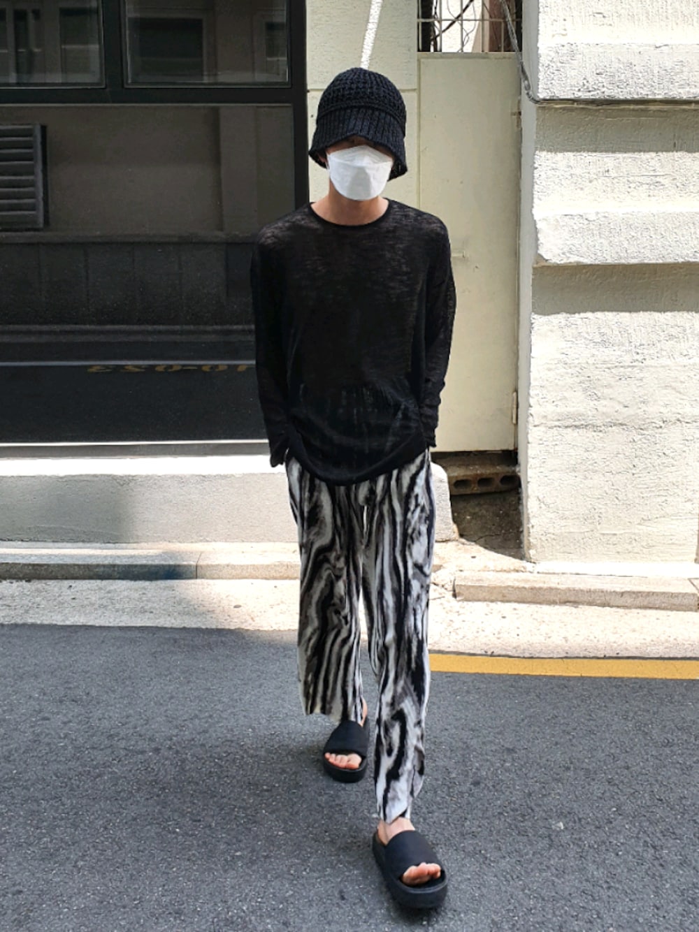 「FEKETE、シンプルコーデ、リラックススタイル、カジュアル、オトナカジュアル、プチプラコーデ、今日のコーデ、黒、厚底シューズ、ビッグシルエット」｜「FEKETEのFEKETE PATTERN PLEATS RELAX PANTS（その他パンツ、ブラウン系）」を使った、handscleanboyさん（メンズ・178cm）の夏コーディネートの1枚目の写真