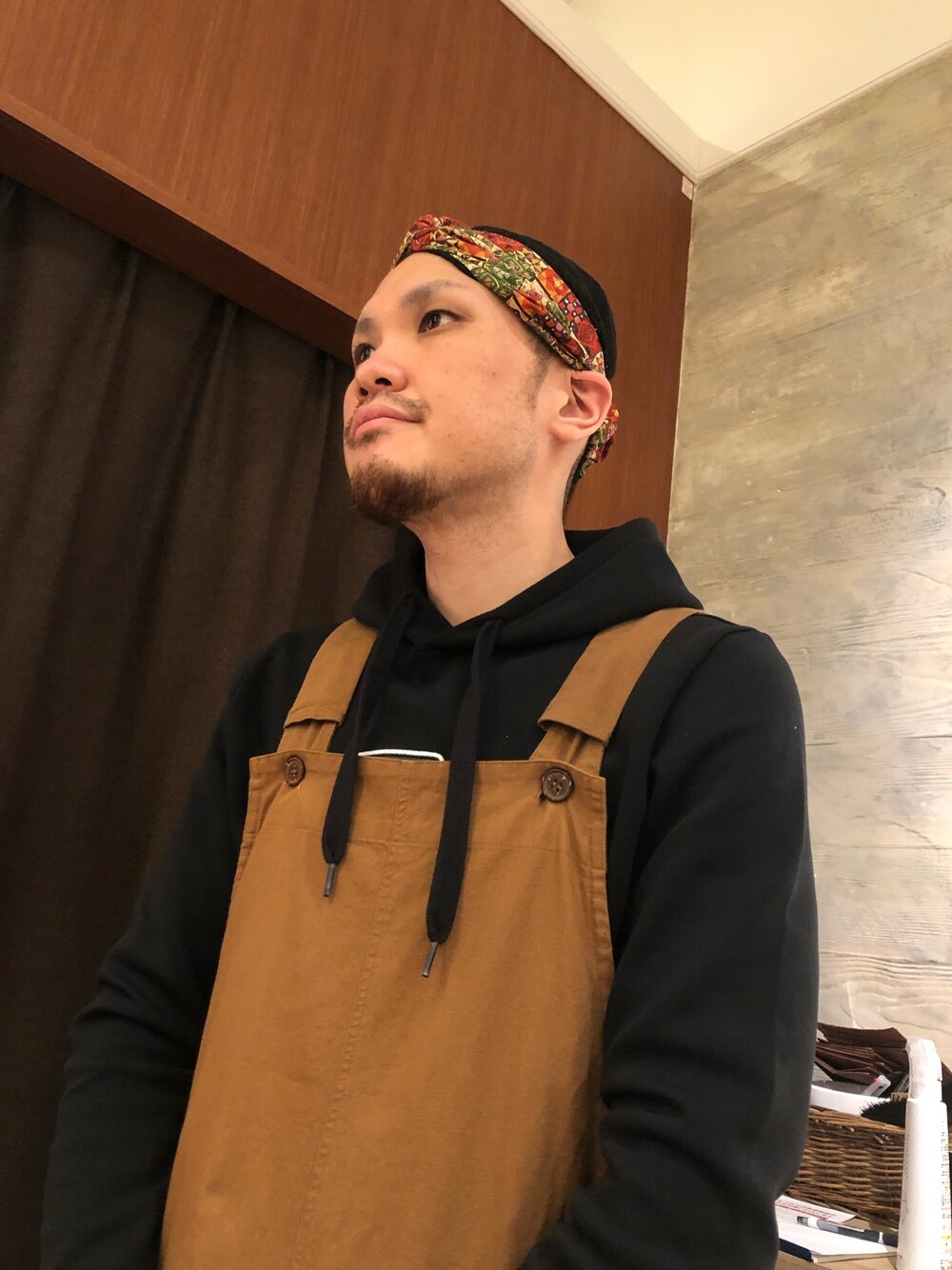 「おしゃれさんと繋がりたい、初投稿、オーバーオール、LACOSTE、ヘアバンド」｜「kaorinomoriのアイテム（ヘアバンド、レッド系）」を使った、らいどうさん（メンズ・172cm）の春コーディネートの1枚目の写真