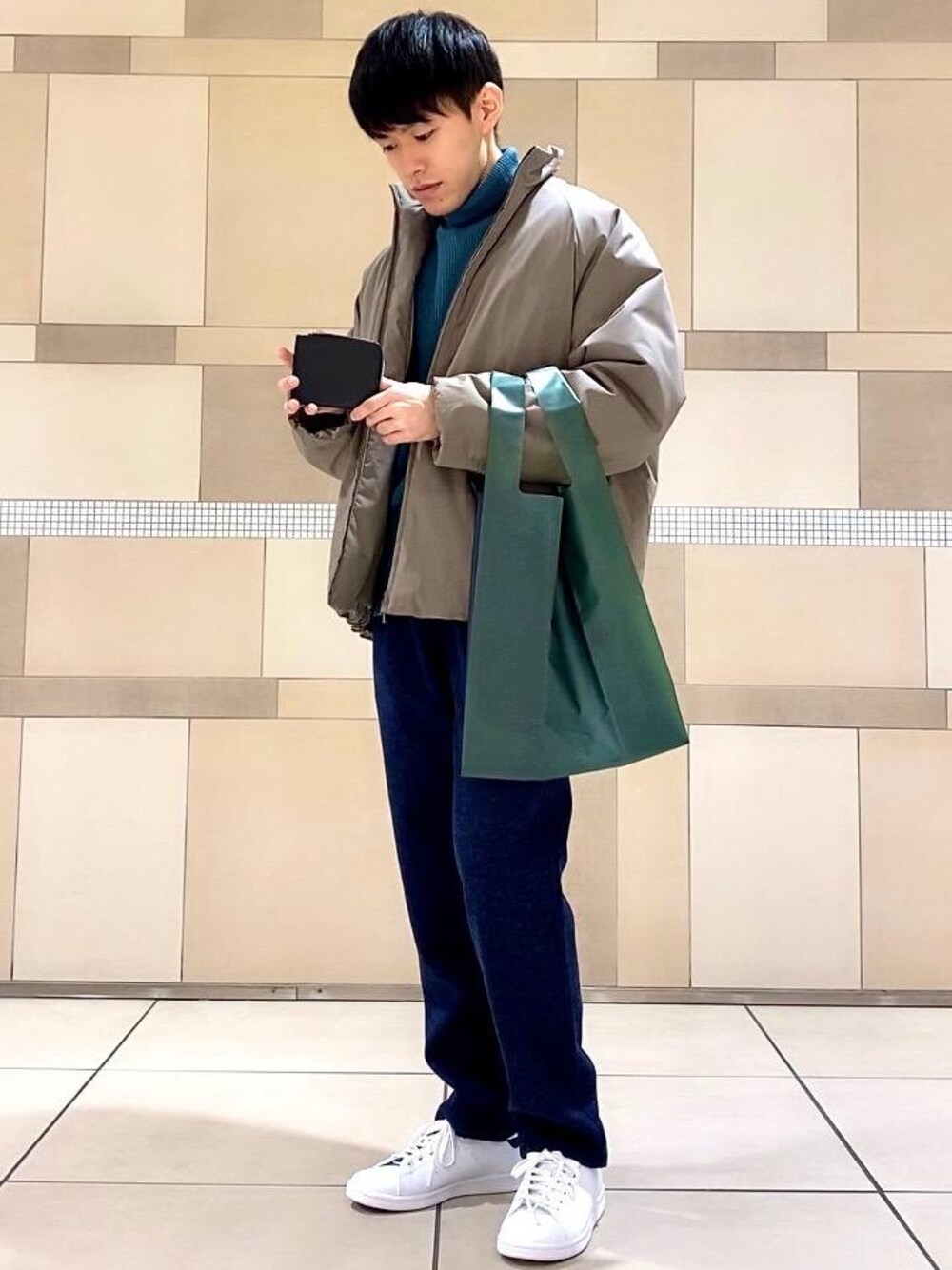 「ニット、タートルネック、エコバック、財布、白スニーカー、イージーパンツ、タートルネックニット、ベーシックカラー、カジュアルコーデ」｜「adidas Originalsの[ アディダス ] adidas STAN SMITH VEGAN スタンスミス ヴィーガン（スニーカー、ブルー系）」を使った、ritaさん（メンズ・168cm）の冬コーディネートの1枚目の写真