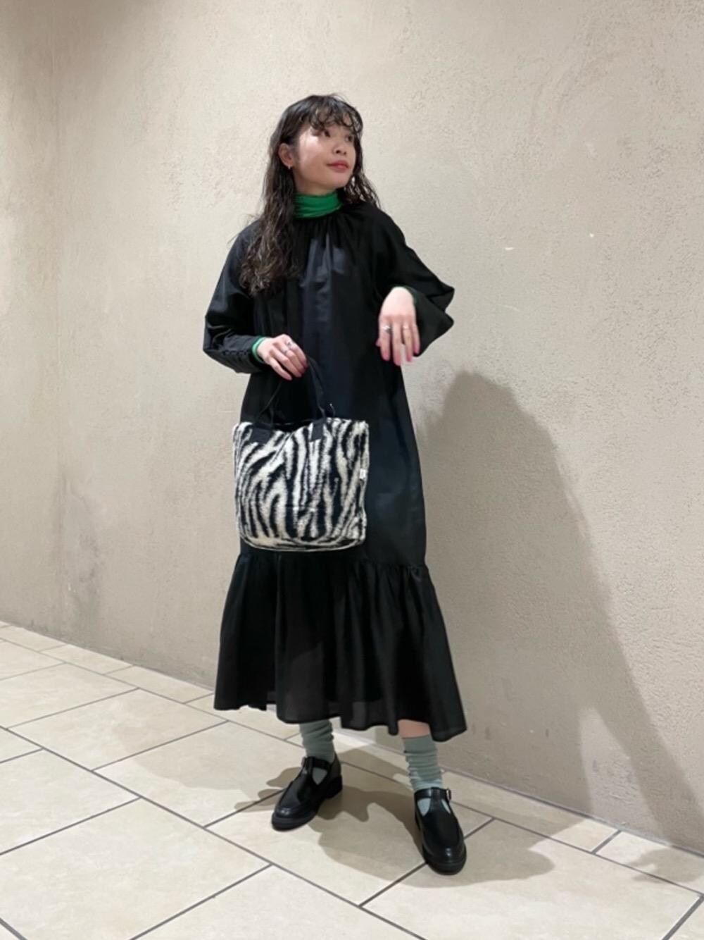 ブラック系のローファー、ブラック系のトートバッグ、ブラック系のワンピースを着用したレディースの冬コーディネートの1枚目の写真