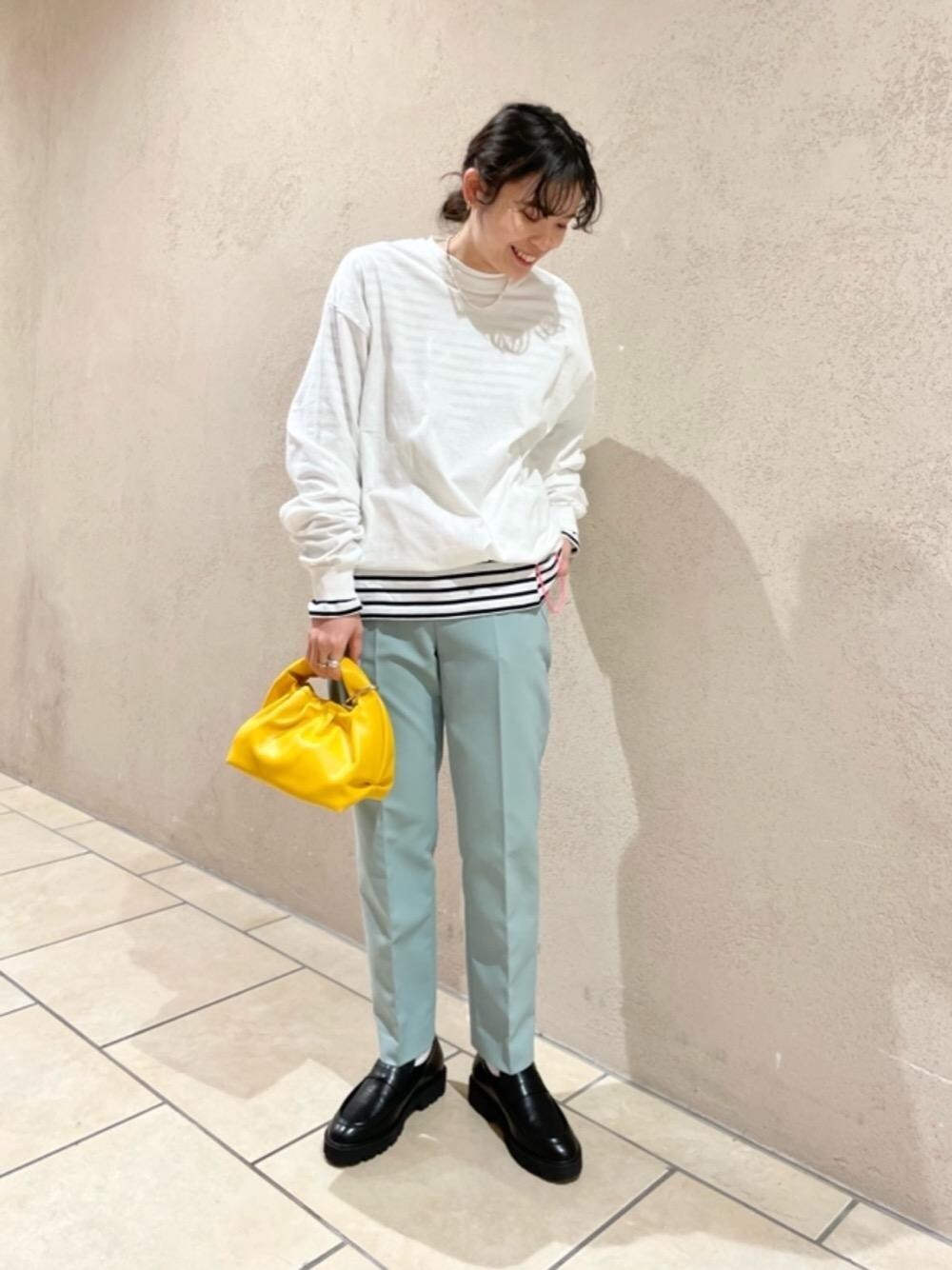 ブラック系のローファー、オレンジ系のショルダーバッグ、その他のTシャツ/カットソーを着用したレディースの冬コーディネートの1枚目の写真