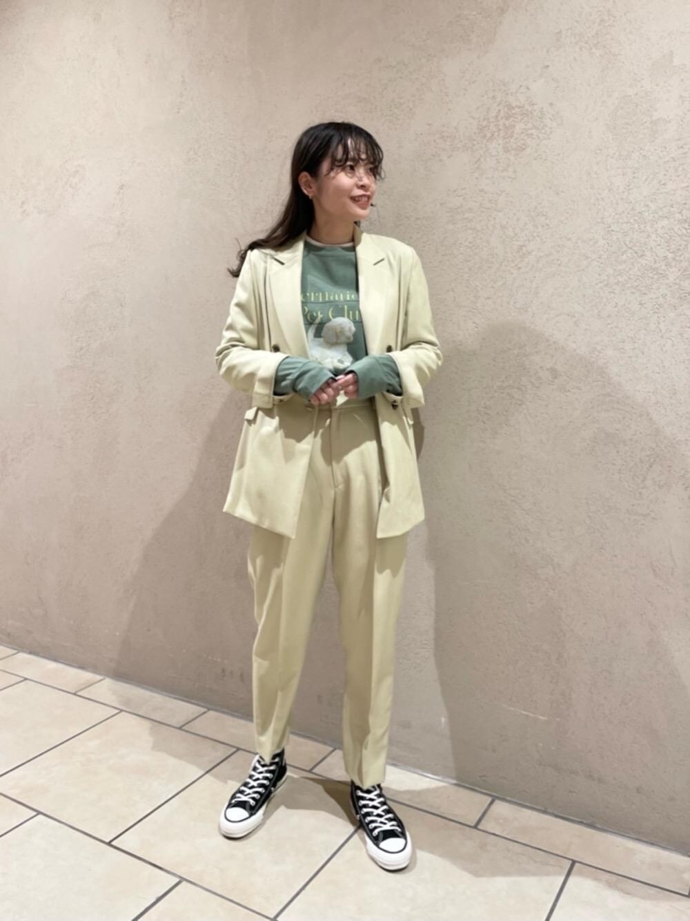 ブラック系のスニーカー、イエロー系のテーラードジャケット、イエロー系のその他パンツを着用したレディースの冬コーディネートの1枚目の写真