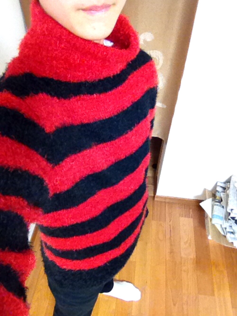 レッド系のニット/セーター、ブラック系のその他パンツを着用したメンズの冬コーディネートの1枚目の写真