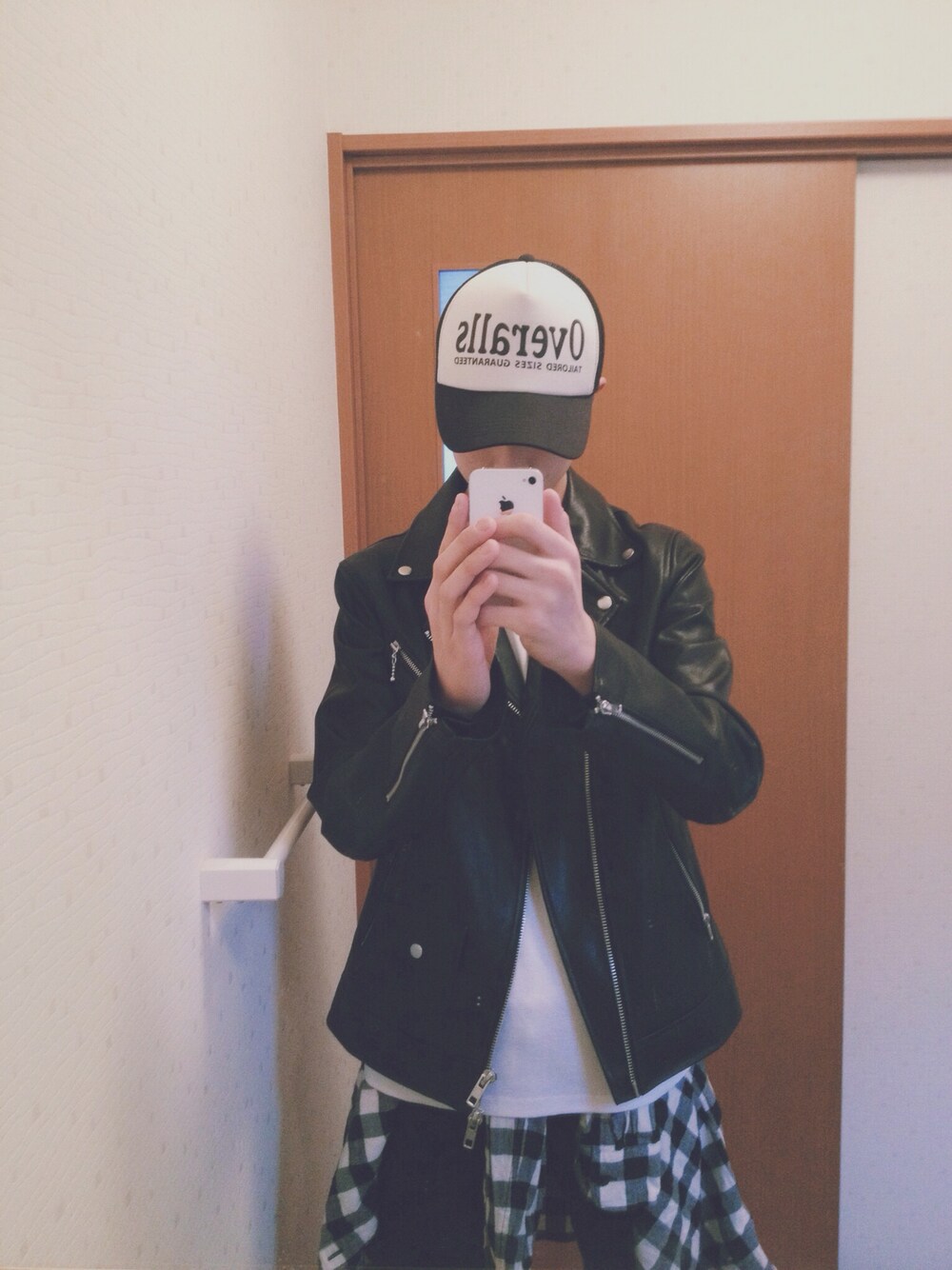 ブラック系のライダースジャケット、ブラック系のその他パンツ、ホワイト系のシャツ/ブラウスを着用したメンズの冬コーディネートの1枚目の写真