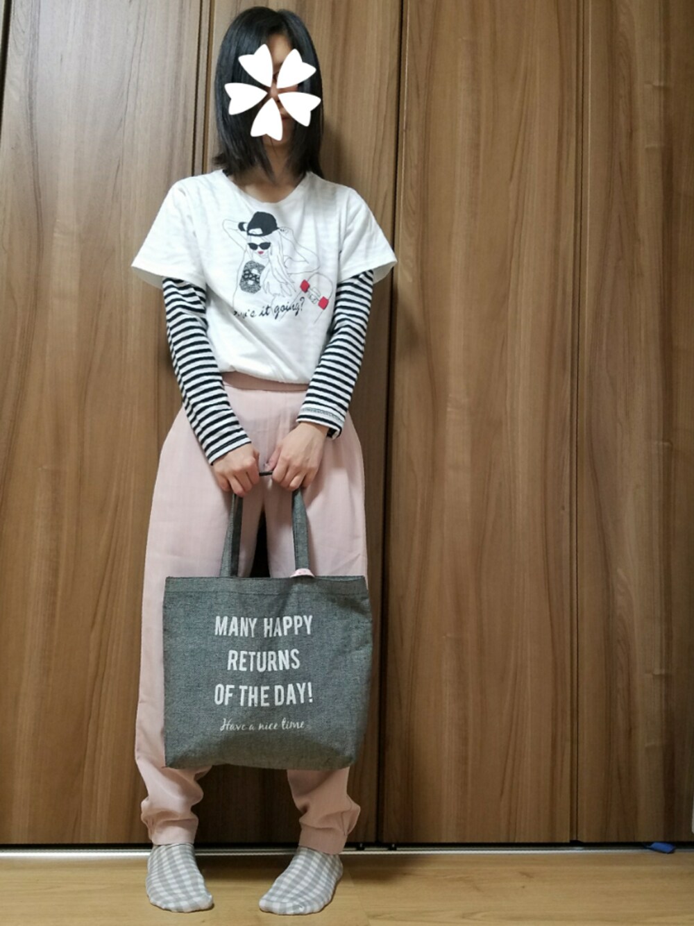 その他のTシャツ/カットソー、ピンク系のパンツ、その他のバッグを着用したレディースの春コーディネートの1枚目の写真