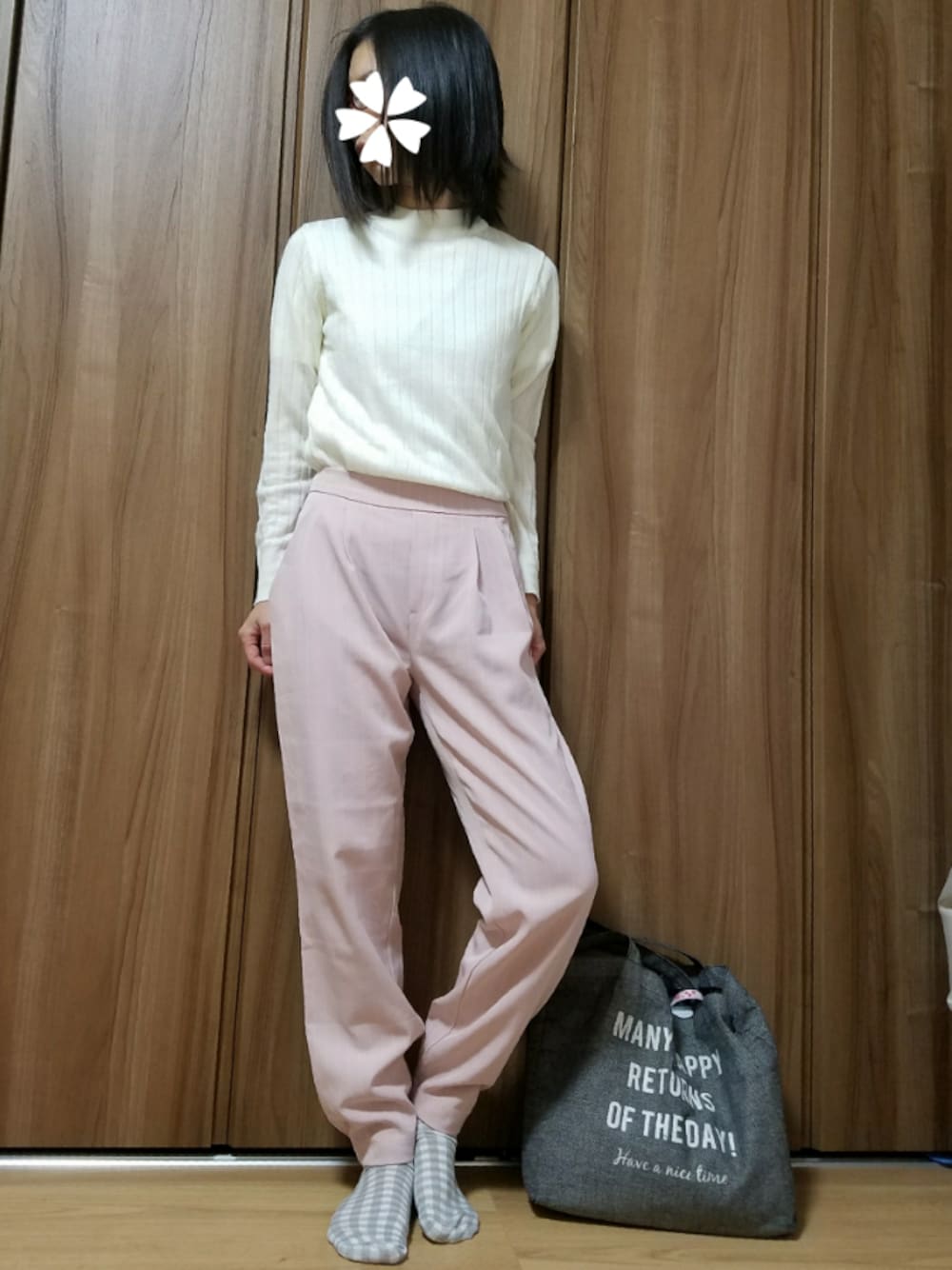 ホワイト系のニット/セーター、ピンク系のパンツ、その他のバッグを着用したレディースの春コーディネートの1枚目の写真