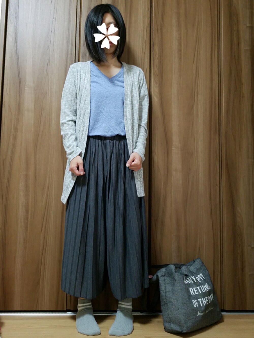 ブルー系のTシャツ/カットソー、グレー系のカーディガン/ボレロ、グレー系のその他パンツを着用したレディースの春コーディネートの1枚目の写真