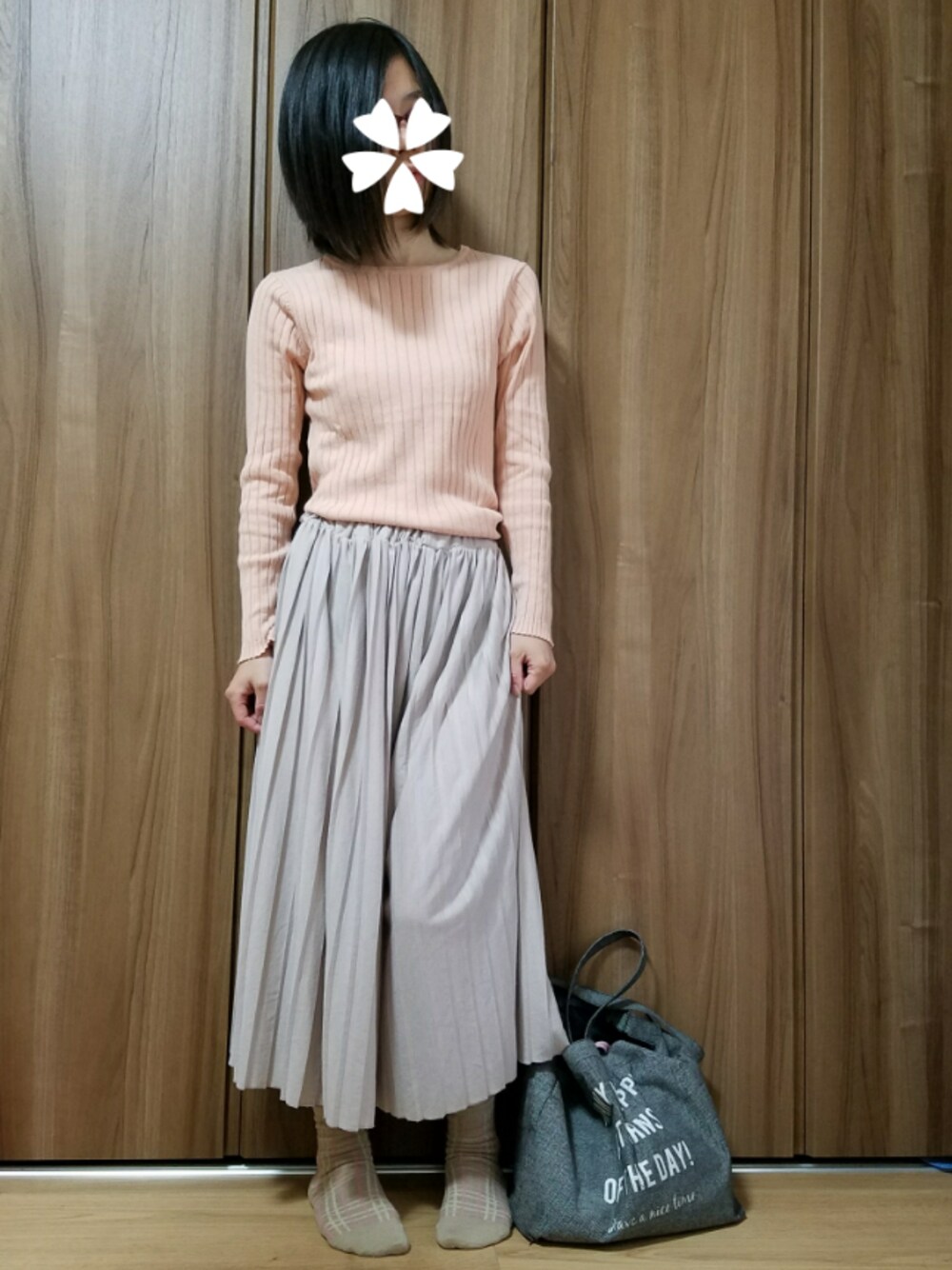 ピンク系のニット/セーター、ベージュ系のパンツ、その他のバッグを着用したレディースの春コーディネートの1枚目の写真