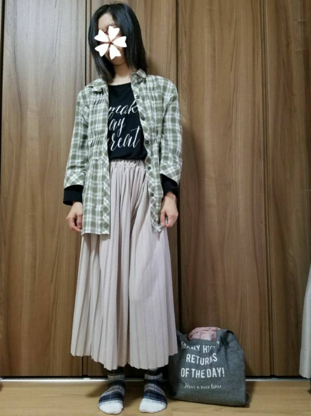 その他のシャツ/ブラウス、ブラック系のTシャツ/カットソー、その他のバッグを着用したレディースの春コーディネートの1枚目の写真