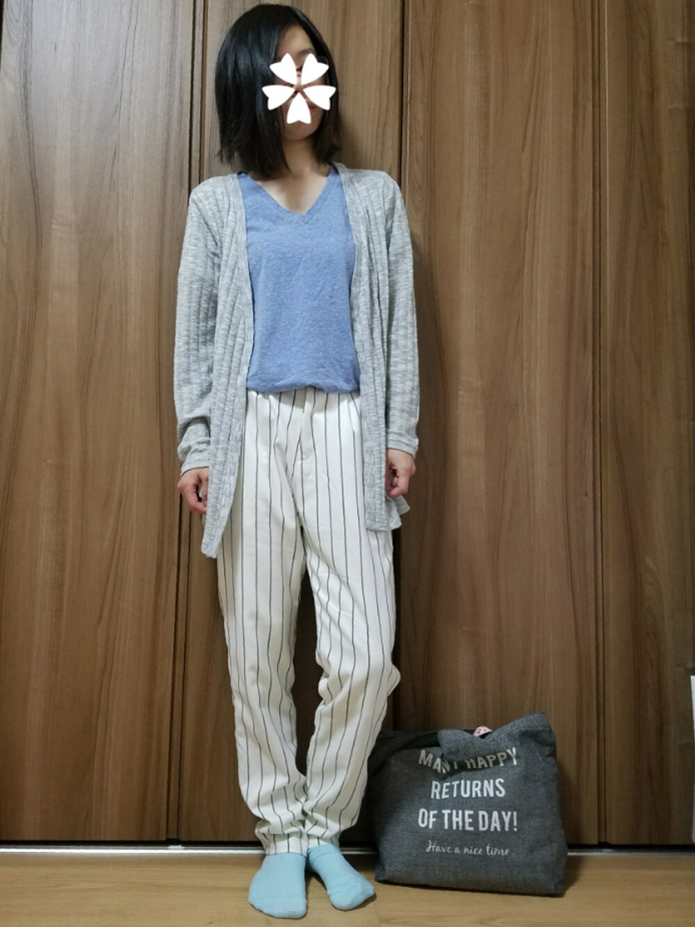 グレー系のカーディガン/ボレロ、ブルー系のTシャツ/カットソー、ホワイト系のパンツを着用したレディースの春コーディネートの1枚目の写真