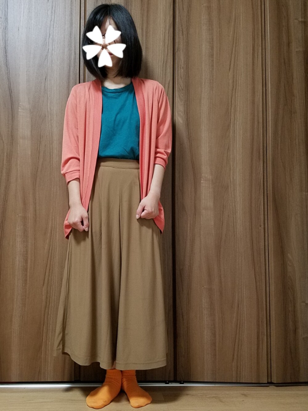 オレンジ系のカーディガン/ボレロ、グリーン系のTシャツ/カットソー、ブラウン系のその他パンツを着用したレディースの夏コーディネートの1枚目の写真