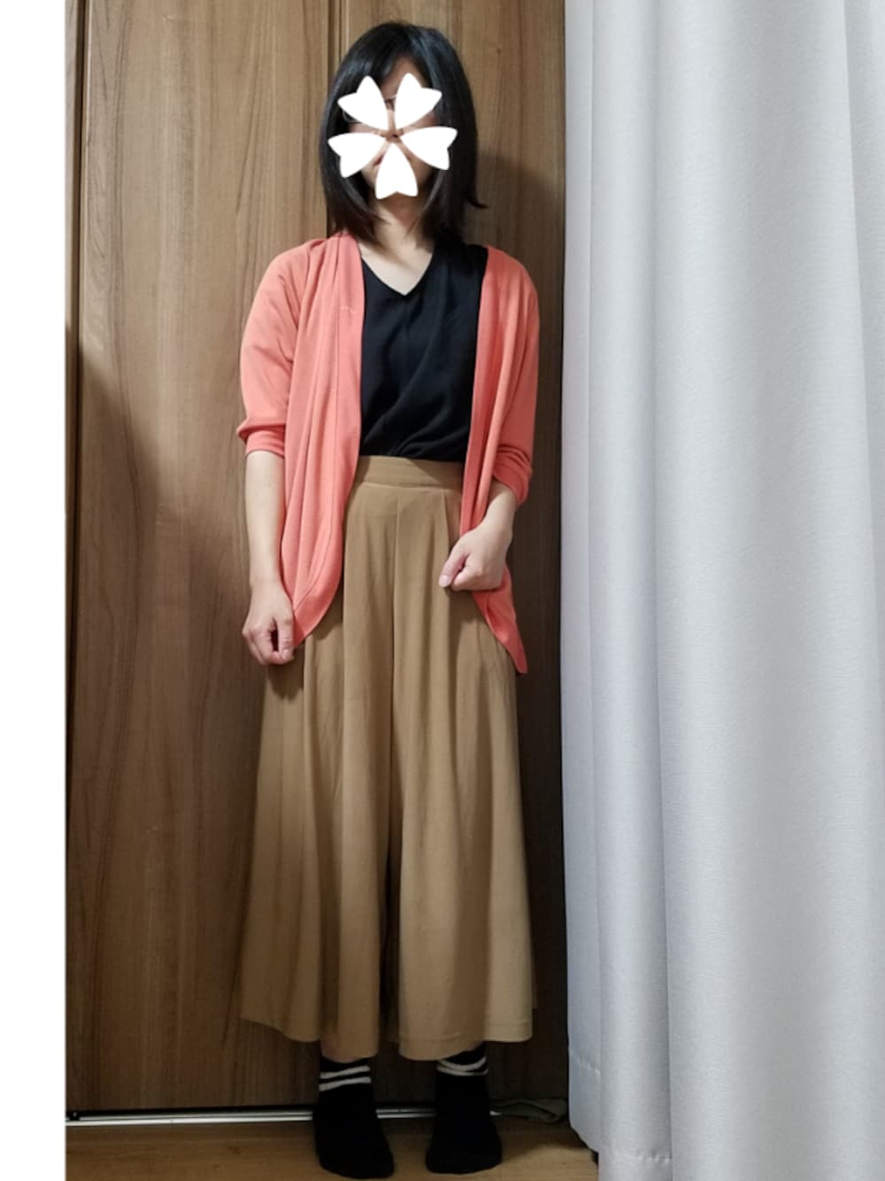 ブラウン系のその他パンツ、ブラック系のトップス、オレンジ系のカーディガン/ボレロを着用したレディースの夏コーディネートの1枚目の写真