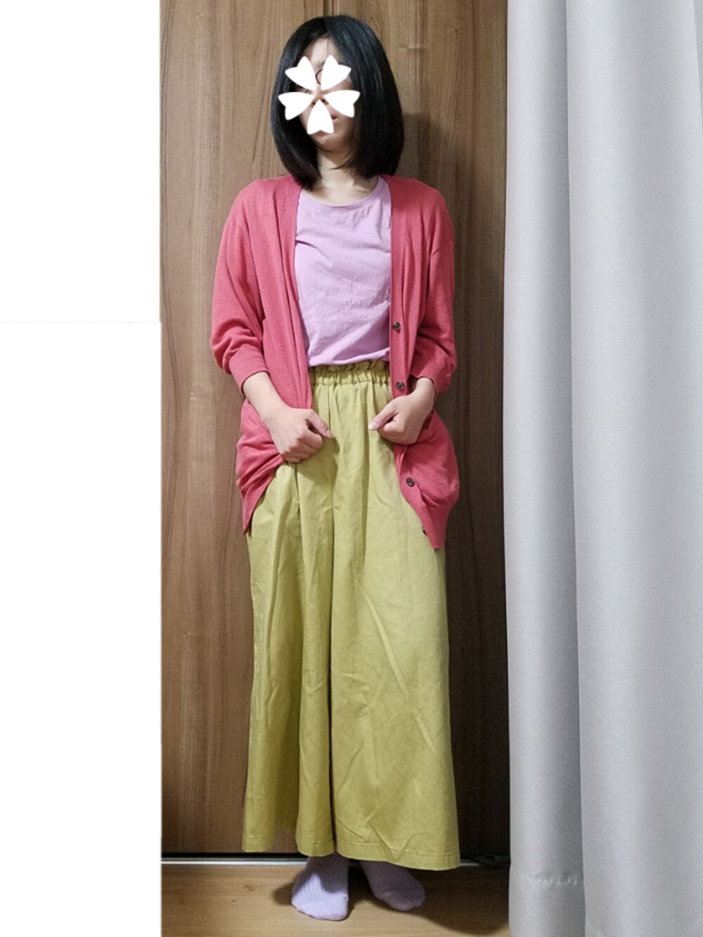 レッド系のカーディガン/ボレロ、パープル系のTシャツ/カットソー、イエロー系のその他パンツを着用したレディースの夏コーディネートの1枚目の写真