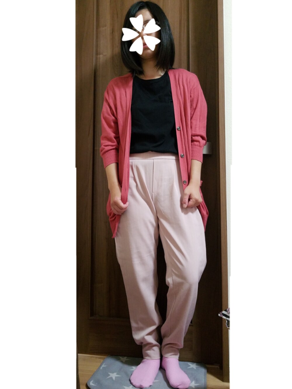 レッド系のカーディガン/ボレロ、ブラック系のTシャツ/カットソー、ピンク系のパンツを着用したレディースの夏コーディネートの1枚目の写真
