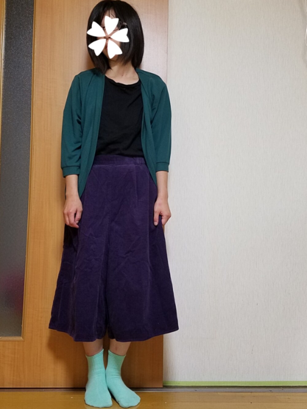 「通勤コーデ、シンプル、Honeys、GU、earth music&ecology、黒Tシャツ、コーデュロイパンツ、キュロット」｜「earth music&ecologyのやわらかコーデュロイキュロット（その他パンツ、パープル系）」を使った、ユ ヅ キ*さん（レディース・152cm）の秋コーディネートの1枚目の写真