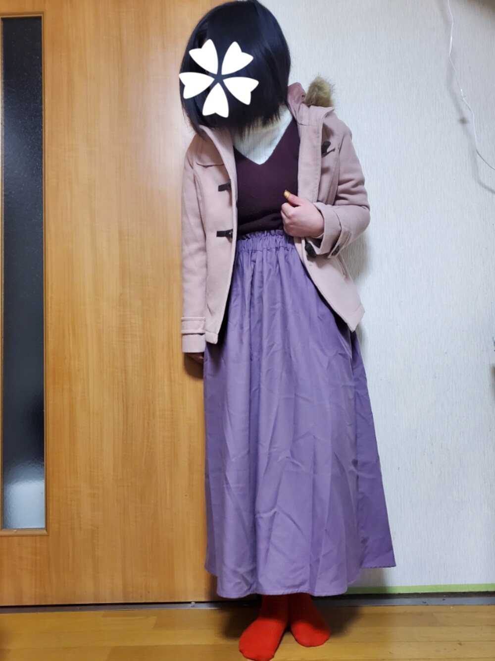 ピンク系のダッフルコート、パープル系のその他パンツ、ブラウン系のニット/セーターを着用したレディースの冬コーディネートの1枚目の写真