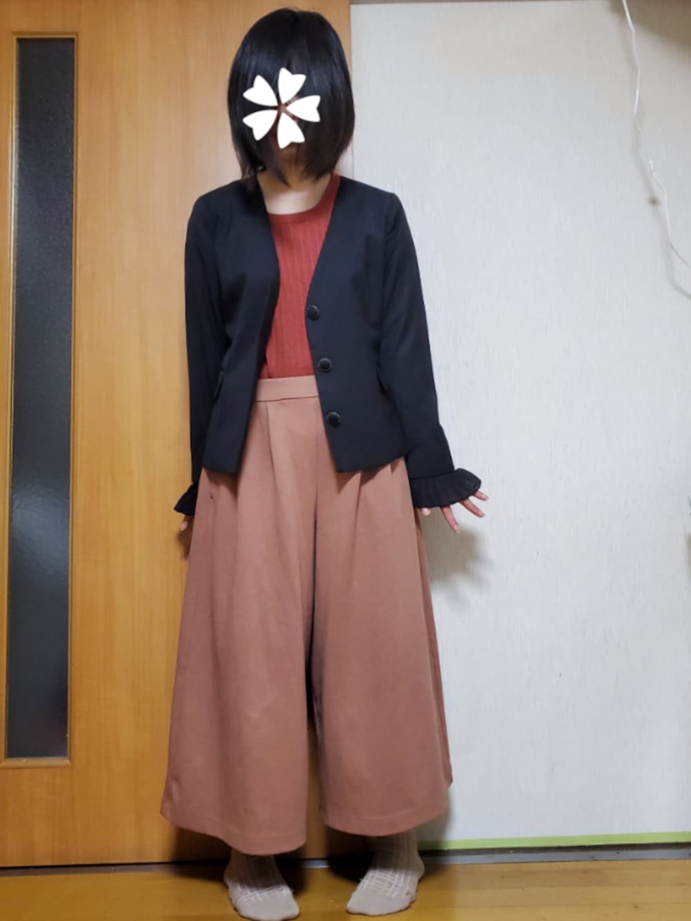 ブラック系のブルゾン、オレンジ系のパンツ、ピンク系のニット/セーターを着用したレディースの春コーディネートの1枚目の写真
