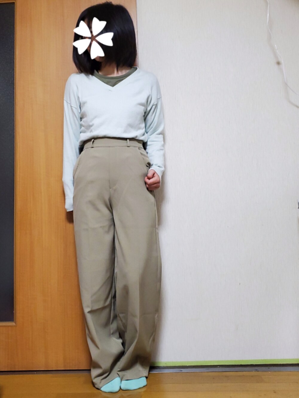 グリーン系のTシャツ/カットソー、グリーン系のニット/セーター、グリーン系のスラックスを着用したレディースの春コーディネートの1枚目の写真
