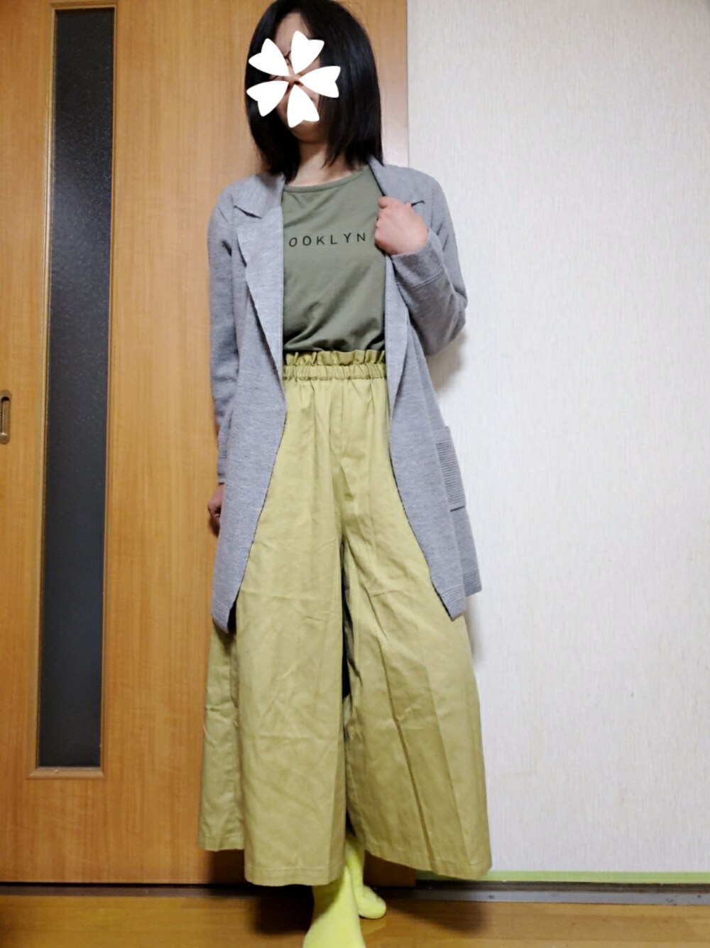 グリーン系のTシャツ/カットソー、イエロー系のその他パンツ、グレー系のテーラードジャケットを着用したレディースの春コーディネートの1枚目の写真