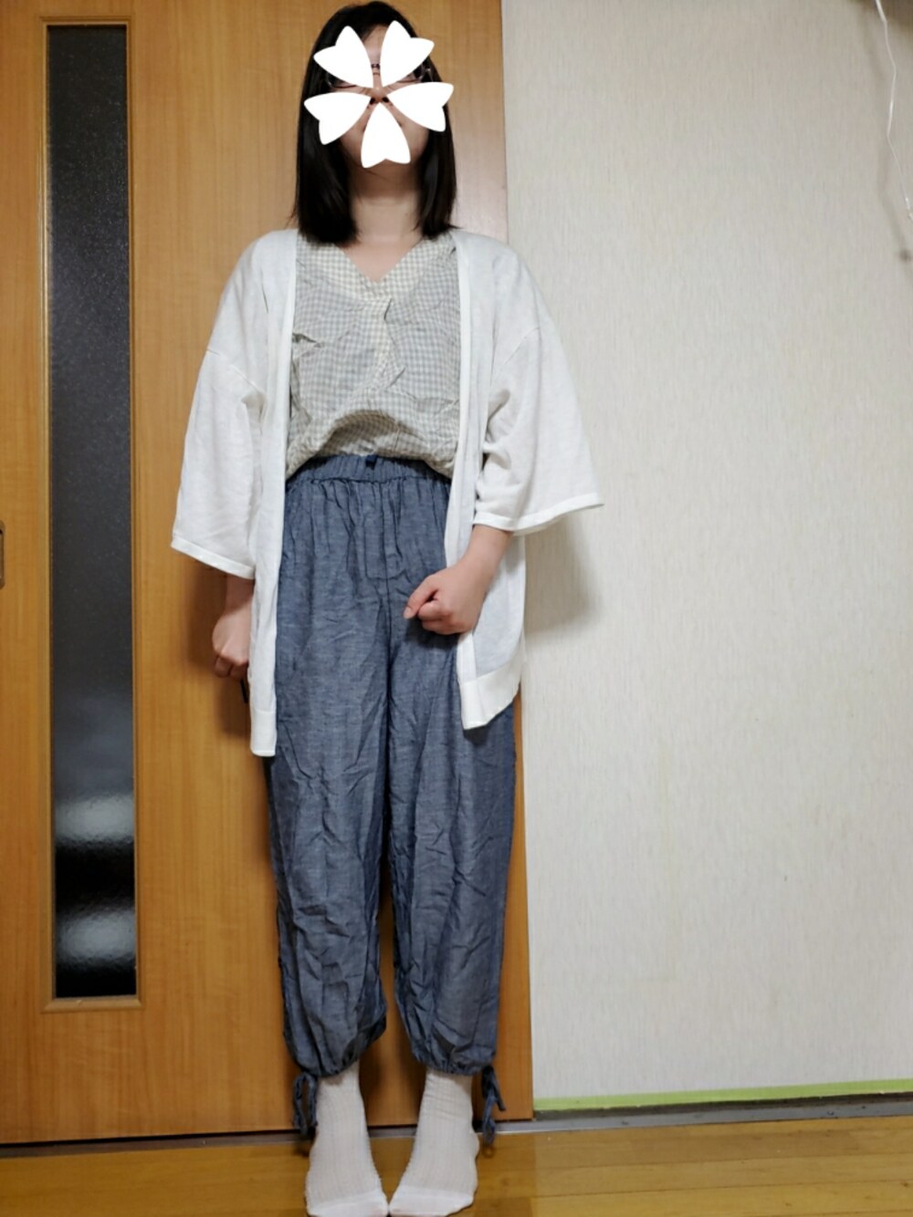 「通勤コーデ、今日のコーデ、earth music&ecology、BURROWS&SUN、ドロップショルダーカーディガン、Vネックブラウス、らくちんパンツ」｜「earth music&ecologyの・ドロップショルダーニットカーディガン（カーディガン/ボレロ、ホワイト系）」を使った、ユ ヅ キ*さん（レディース・154cm）の夏コーディネートの1枚目の写真