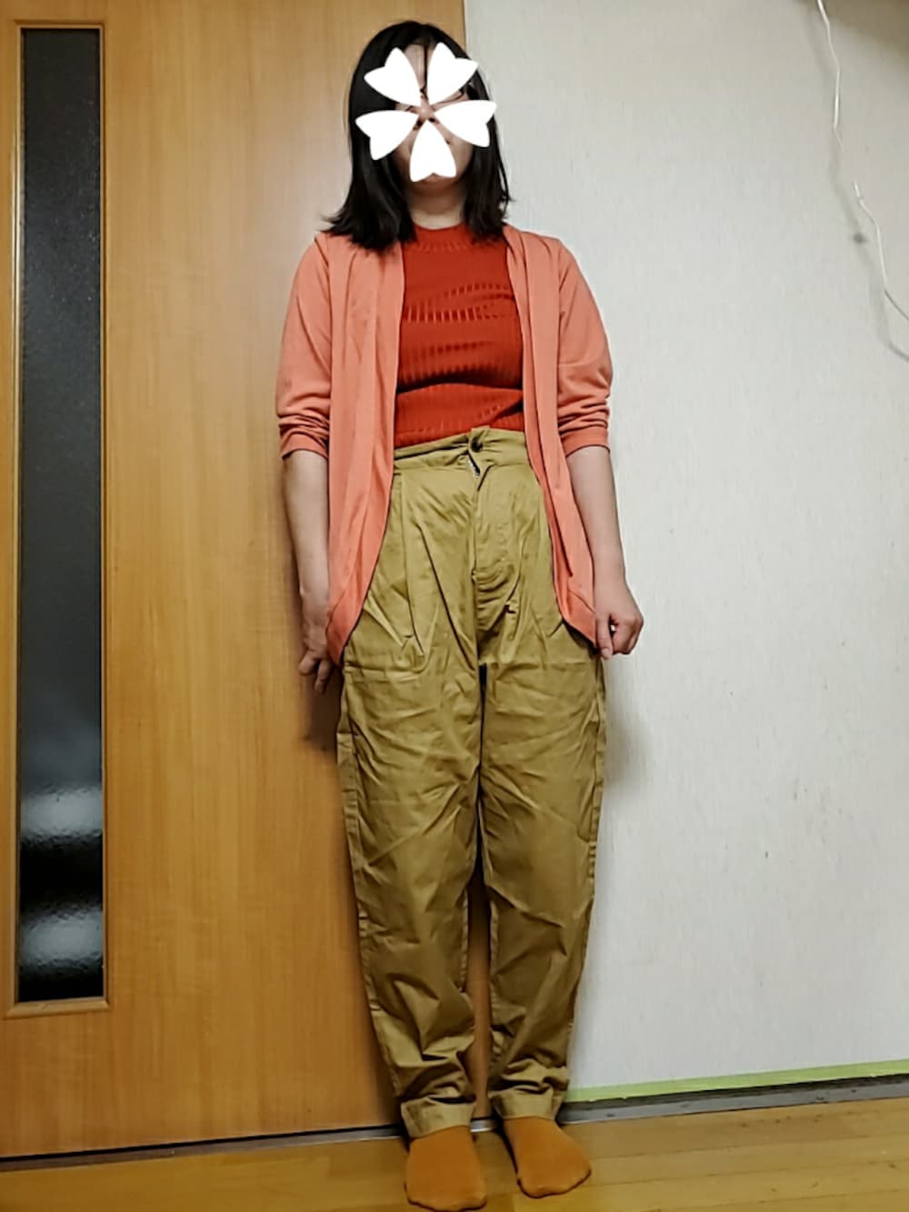 ベージュ系のパンツ、オレンジ系のカーディガン/ボレロ、レッド系のタンクトップを着用したレディースの夏コーディネートの1枚目の写真