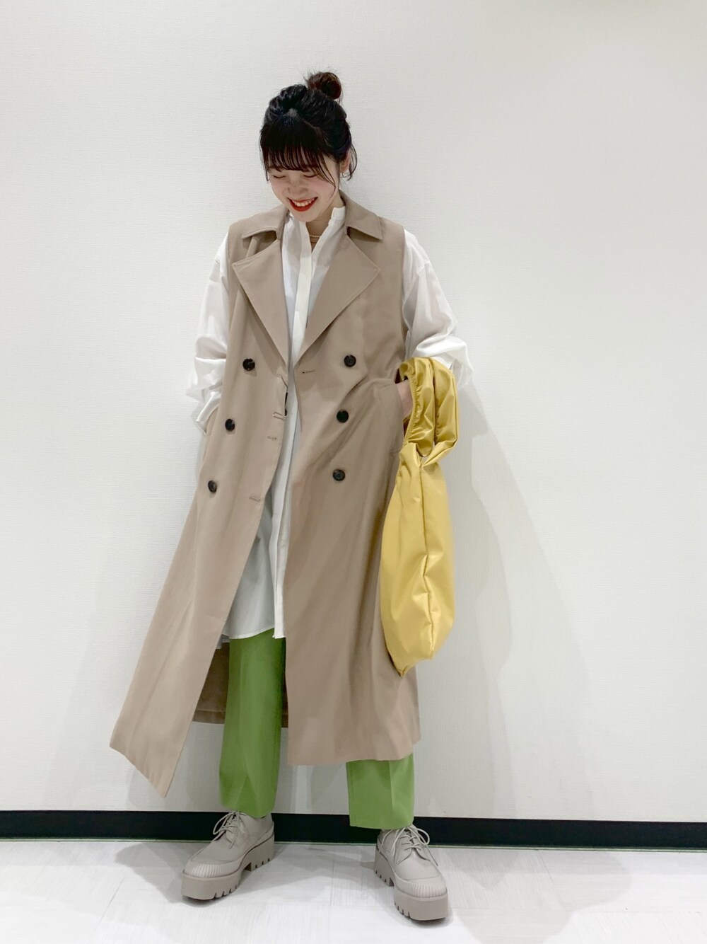 「ジーナシス、トレンチコート、ジレ、2way、ロングシャツ、白シャツ、カラーパンツ、グリーン、厚底ブーツ、春コーデ」｜「JEANASISの2WAYユルトレンチ/933241（トレンチコート、ベージュ系）」を使った、スズさん（レディース・162cm）の春コーディネートの1枚目の写真