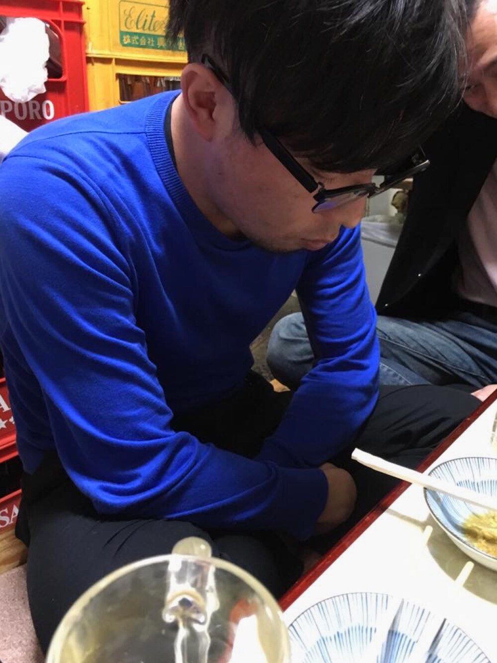 ブルー系のニット/セーター、ブラック系のその他パンツを着用したメンズの冬コーディネートの1枚目の写真