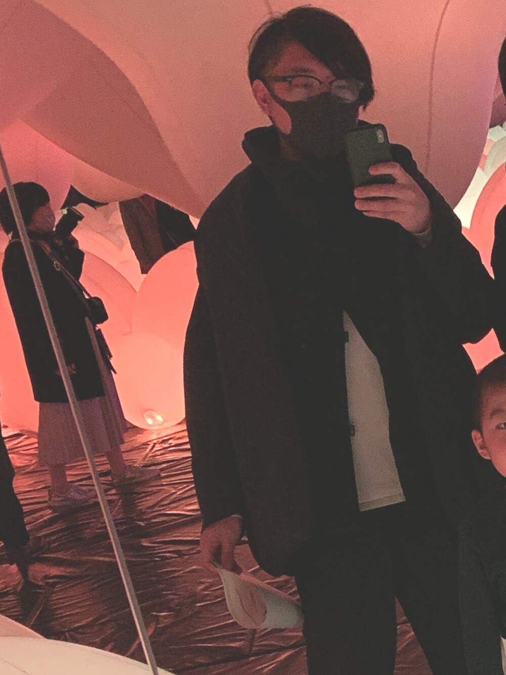 ブラック系のダウンベスト、ブラック系のナイロンジャケット、ブラック系のその他パンツを着用したメンズの春コーディネートの1枚目の写真