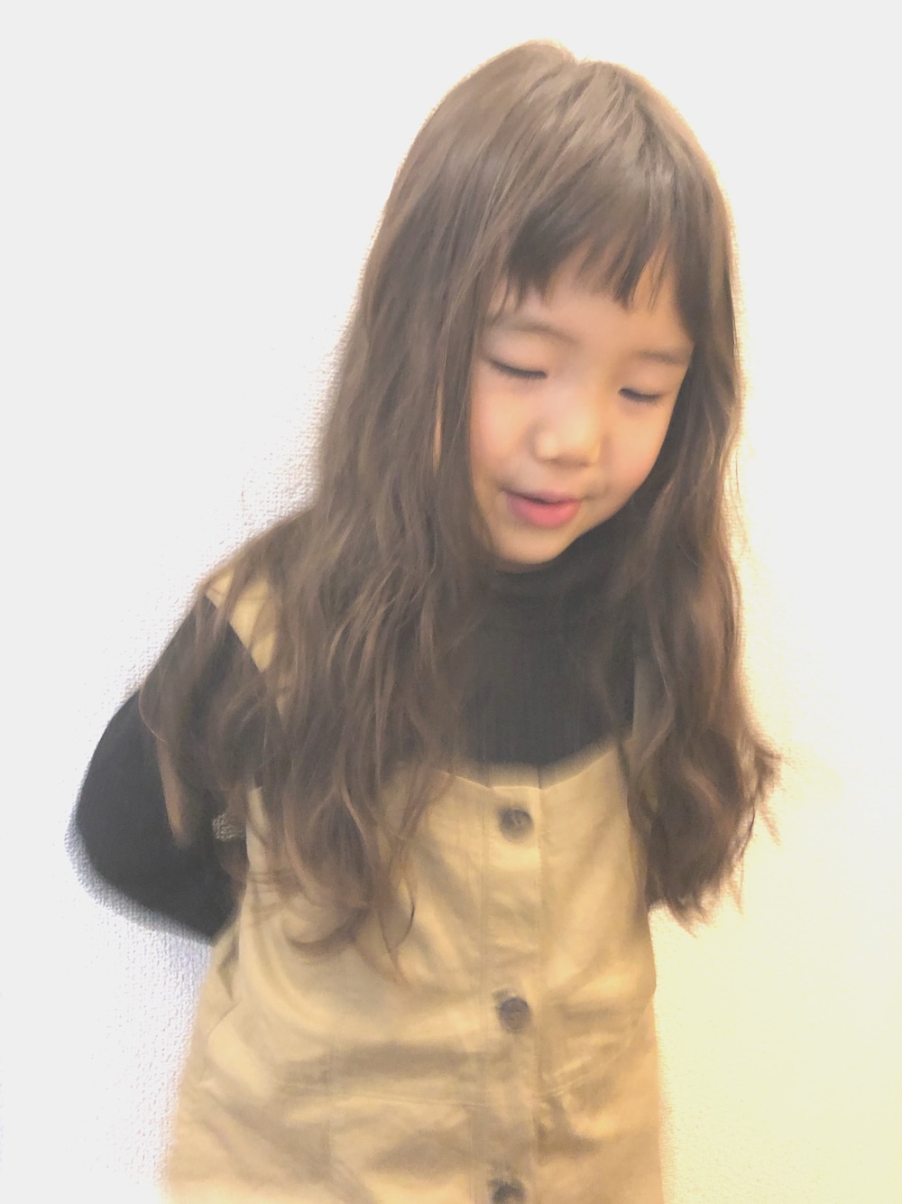 「キッズコーデ、女の子コーデ、4歳、前髪ぱっつん、ロングヘア、波巻き、GLOBAL WORK、ワンピース、タートルネック」｜「GLOBAL WORKの【キッズ】マエボタンジャンスカ/799710（ジャンパースカート、ベージュ系）」を使った、milkさん（キッズ・110cm）の冬コーディネートの1枚目の写真