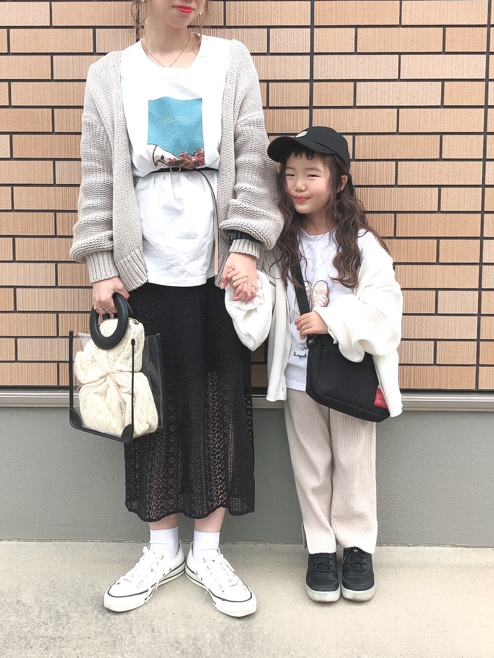 「親子コーデ、キッズコーデ、キッズファッション、プティマイン、カジュアル、レイヤードstyle、4歳、リンクコーデ、コンバース、LOWRYS FARM」｜「SKECHERSのアイテム（スニーカー、ブラック系）」を使った、milkさん（キッズ・110cm）の冬コーディネートの1枚目の写真