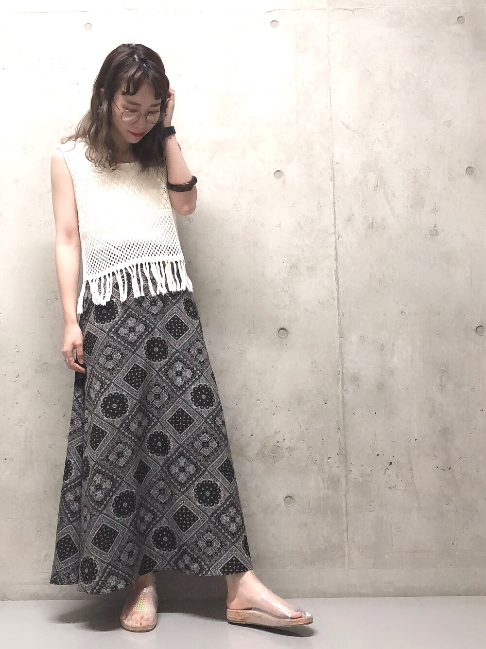 「夏コーデ、大人カジュアル、シンプル、おしゃれさんと繋がりたい、ootd、オトナ女子、ゆるコーデ、サンダル、ママコーデ、スタッフセンバツ」｜「LOWRYS FARMのヘンリーリブタンク　832843（タンクトップ、ホワイト系）」を使った、milkさん（レディース・110cm）の春コーディネートの1枚目の写真