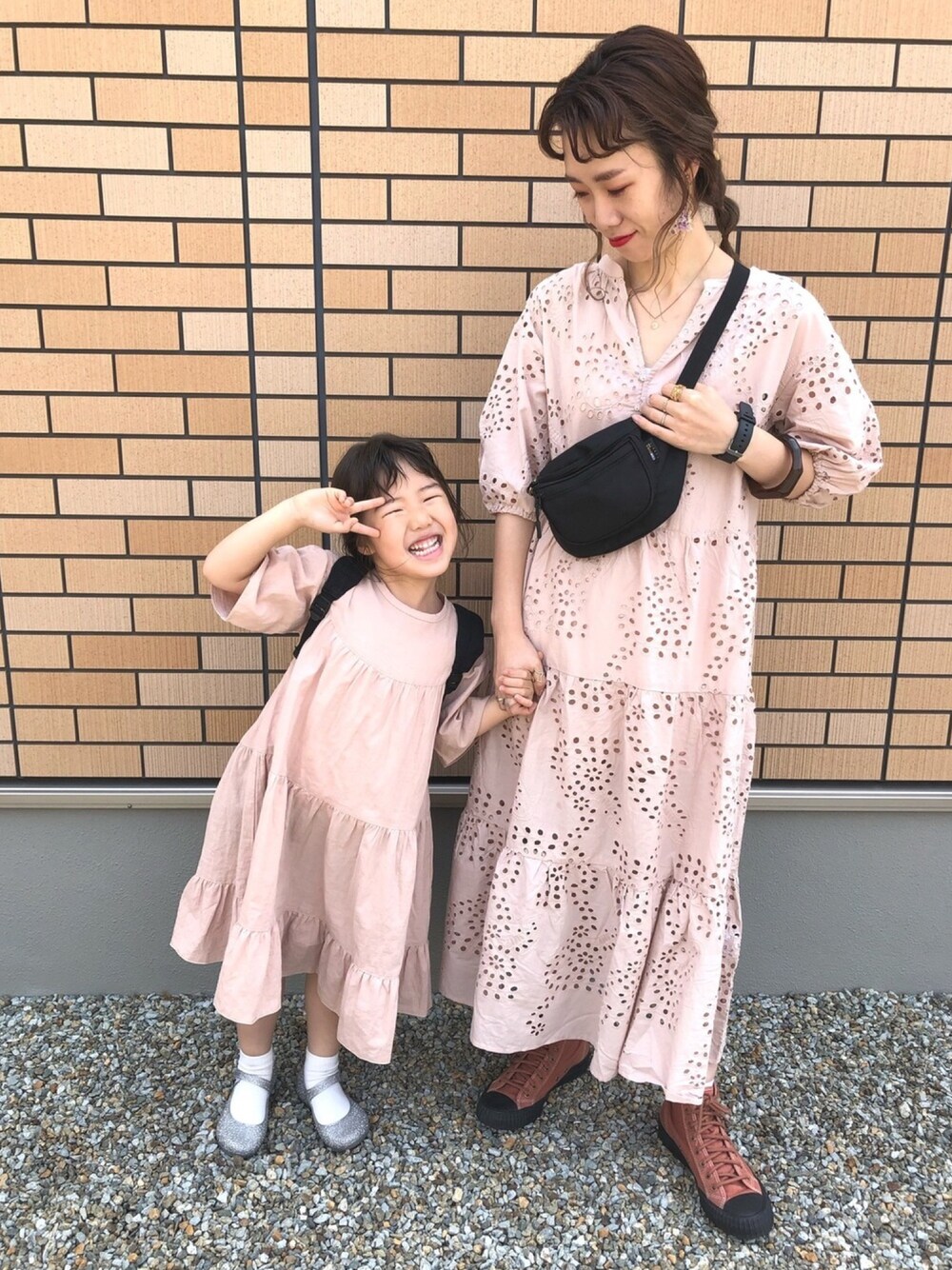 「休日スタイル、オトナカジュアル、春夏コーデ、お洒落さんとつながりたい、スニーカー、ロングワンピース、ootd、親子コーデ、リンクコーデ、kids」｜「LOWRYS FARMのティアードワンピース　830345（ワンピース、ピンク系）」を使った、milkさん（キッズ・110cm）の夏コーディネートの1枚目の写真