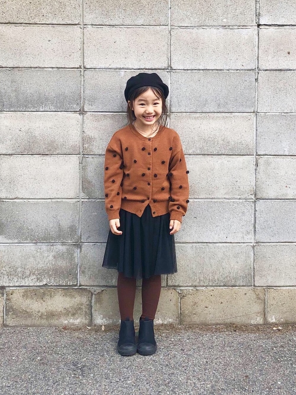 「LOWRYS FARM、LOWRYS FARM KIDS、キッズコーデ、キッズファッション、キッズ、カーディガン、ポンポンニット、ブラウン、ベレー帽、コンバース」｜「LOWRYS FARMのポンポンニットカーディガン　855973（カーディガン/ボレロ、ブラウン系）」を使った、milkさん（キッズ・110cm）の秋コーディネートの1枚目の写真