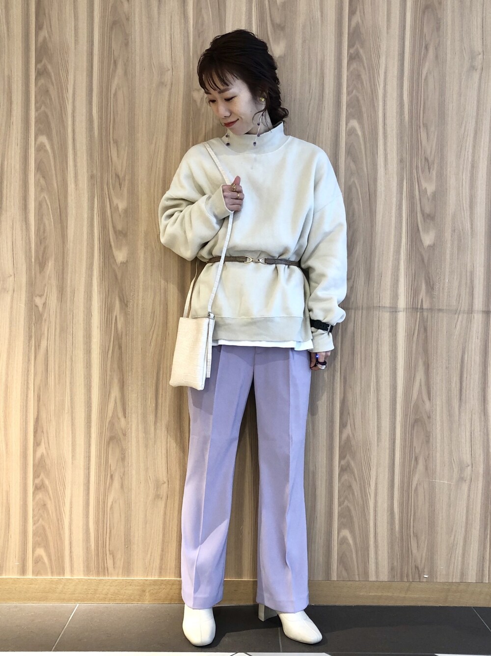 ホワイト系のスウェット、ホワイト系のTシャツ/カットソー、パープル系のその他パンツを着用したレディースの冬コーディネートの1枚目の写真