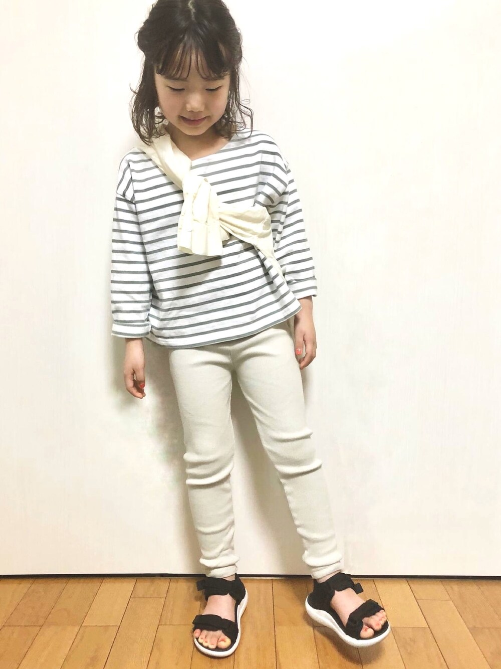 グリーン系のTシャツ/カットソー、ベージュ系のその他パンツ、ホワイト系のシャツ/ブラウスを着用したレディースの春コーディネートの1枚目の写真