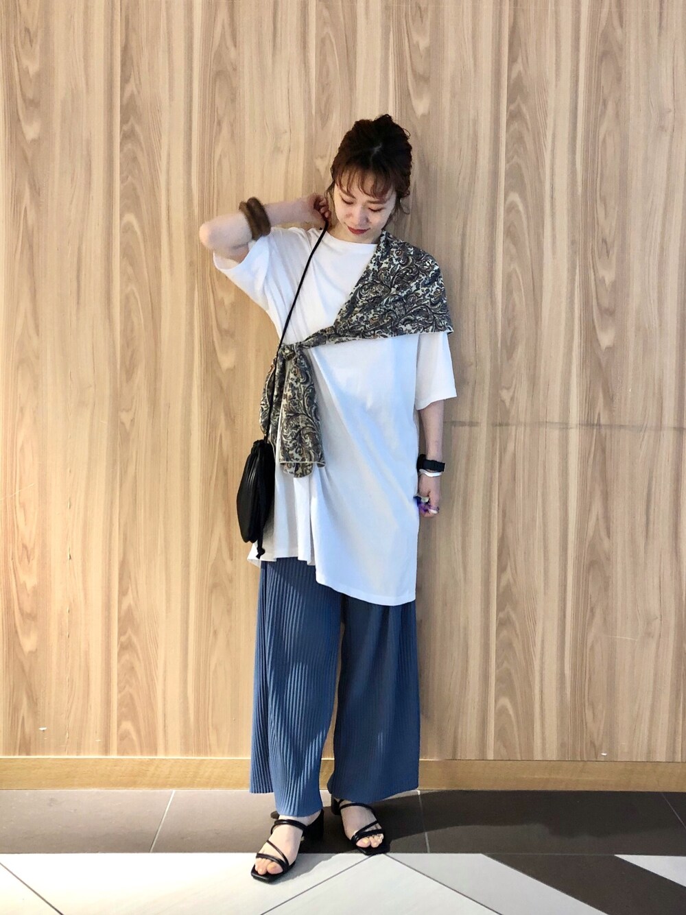 「ビッグシルエット、夏コーデ、ゆるコーデ、ブルー、プリーツパンツ、ママコーデ、ママファッション、LOWRYS FARM、ローリーズファーム(LOWRYS FARM)、スカーフ」｜「LOWRYS FARMのスリットＢＩＧＴＥＥ　882746（Tシャツ/カットソー、ホワイト系）」を使った、milkさん（レディース・160cm）の夏コーディネートの1枚目の写真