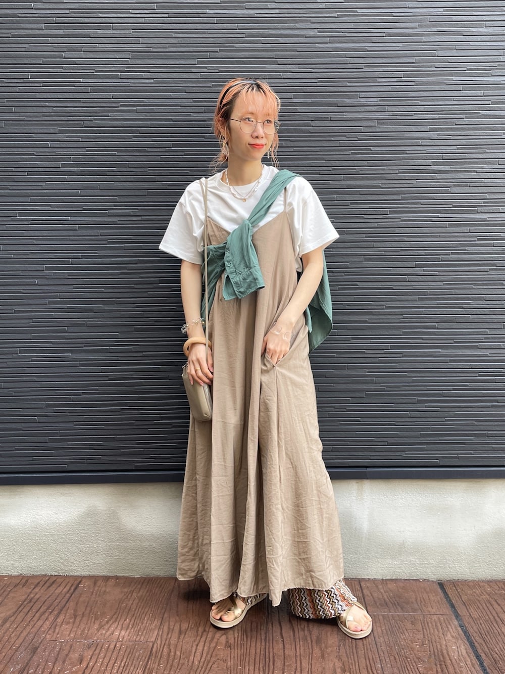 ホワイト系のTシャツ/カットソー、グリーン系のシャツ/ブラウス、ブラウン系のワンピースを着用したレディースの春コーディネートの1枚目の写真