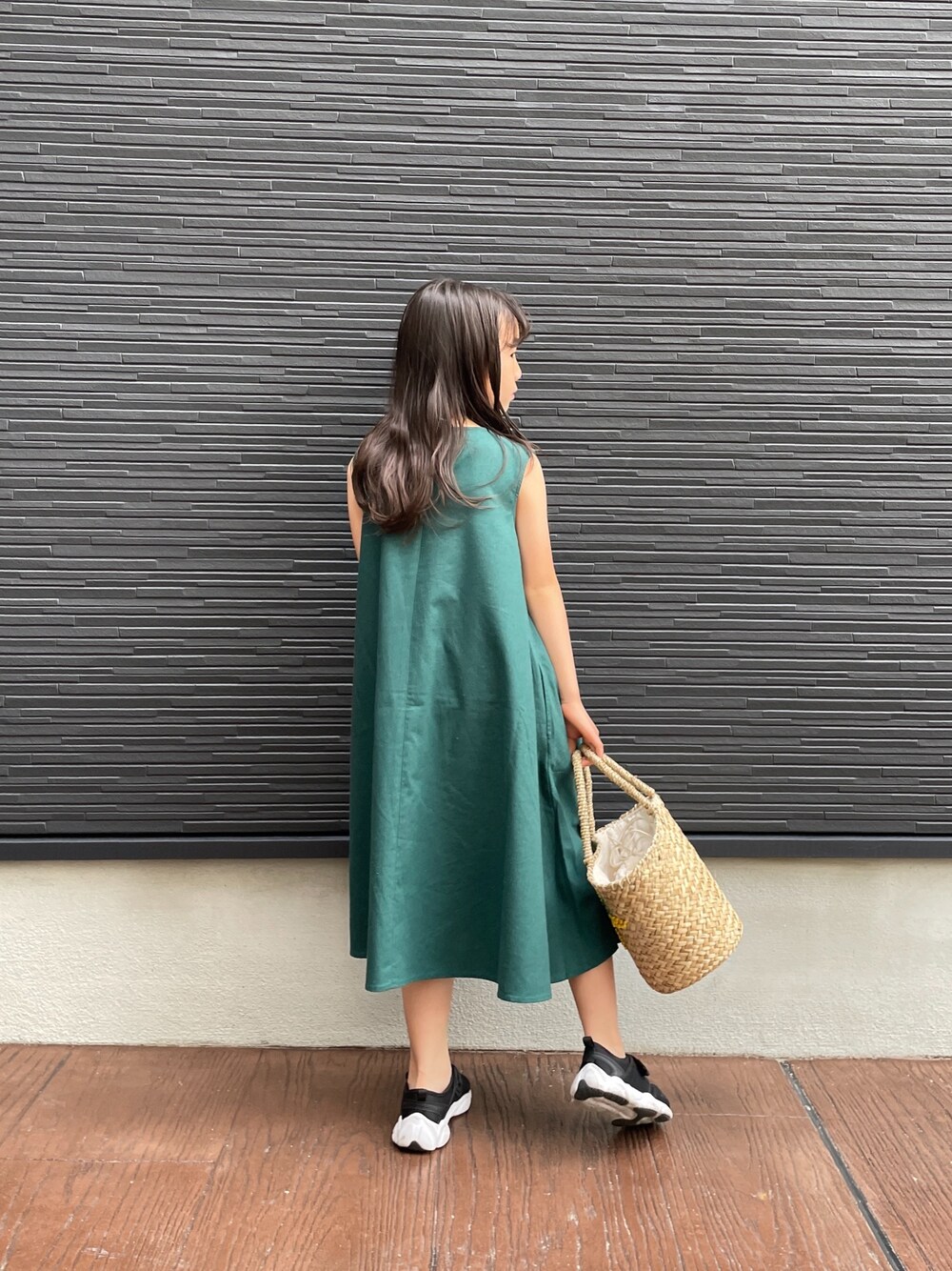 「LOWRYS FARM、LOWRYS FARM KIDS、キッズコーデ、キッズファッション、Aライン、ワンピース、ノースリーブワンピース、ノースリーブ、かごバッグ、スポーツミックス」｜「LOWRYS FARMのAラインカラーノースリーブワンピース　947643（ワンピース、グリーン系）」を使った、milkさん（キッズ・124cm）の夏コーディネートの1枚目の写真