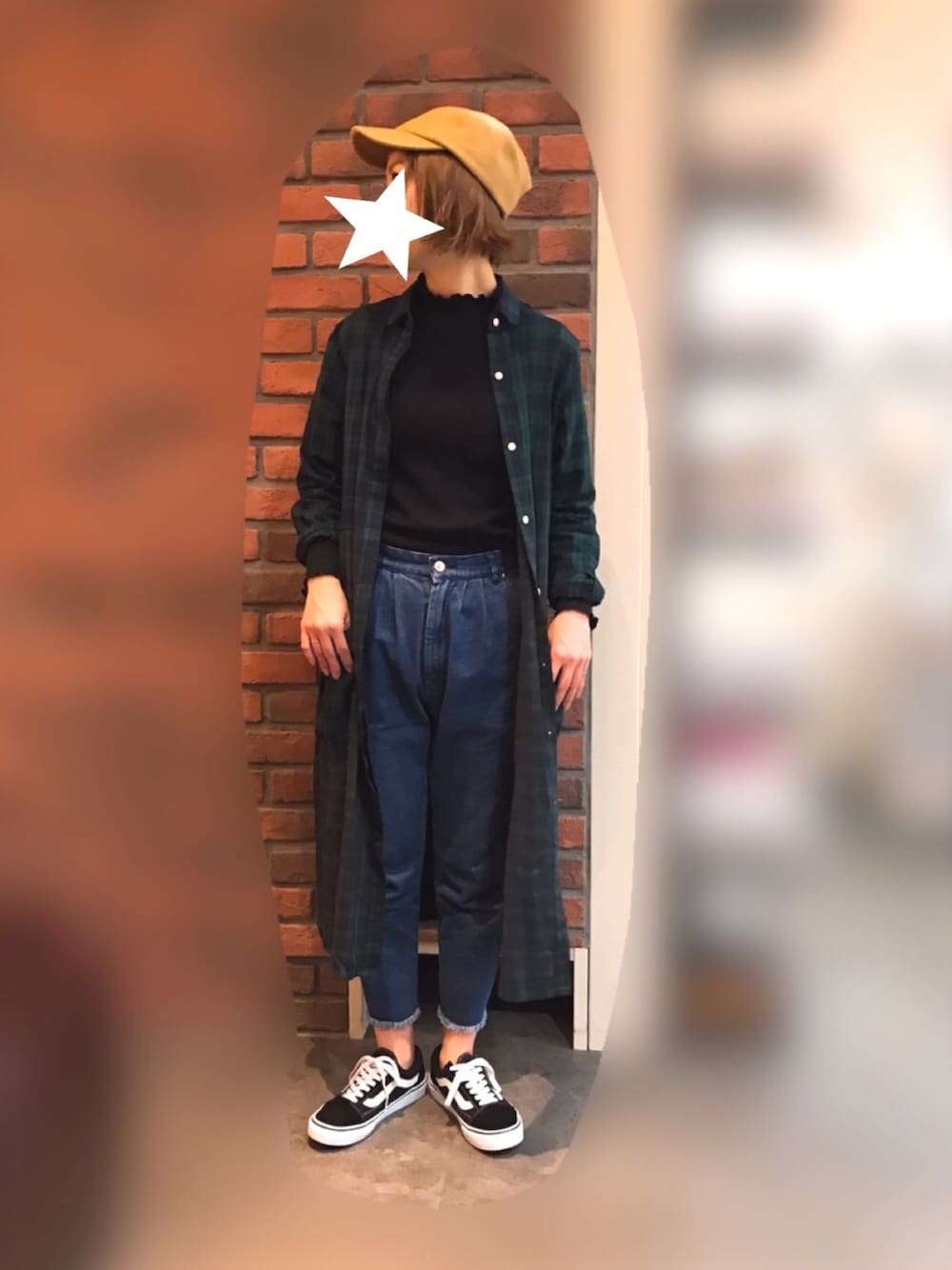 「チェックワンピース、きりっぱなしデニム、キャップ、シャツワンピ、ロングシャツ、ブラックウォッチ、ハイウエストパンツ、デニムパンツ、ウエストイン、ボブ」｜「VISの【non-no1月号掲載】メルトンキャップ（ニットキャップ/ビーニー、ベージュ系）」を使った、n@omiさん（レディース・159cm）の春コーディネートの1枚目の写真