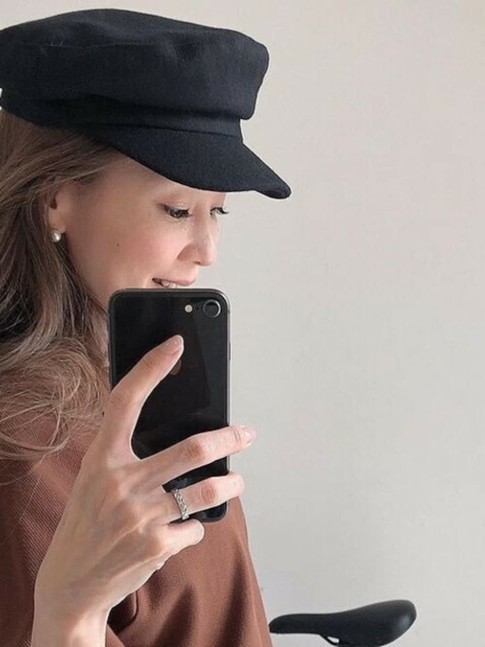 ブラック系のキャスケットを着用したレディースの秋コーディネートの1枚目の写真