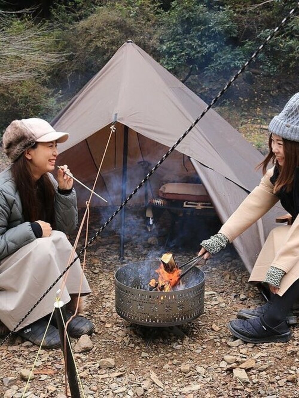 「カジュアル、ニット帽、帽子、キャンプ、防寒スタイル、着回しコーデ、フライトキャップ、キャンプスタイル、秋冬コーデ、イチヨンプラス」｜「14+のフェイクファーフライトキャップ（キャップ、ベージュ系）」を使った、十四 鳩子さん（レディース・160cm）の秋コーディネートの1枚目の写真