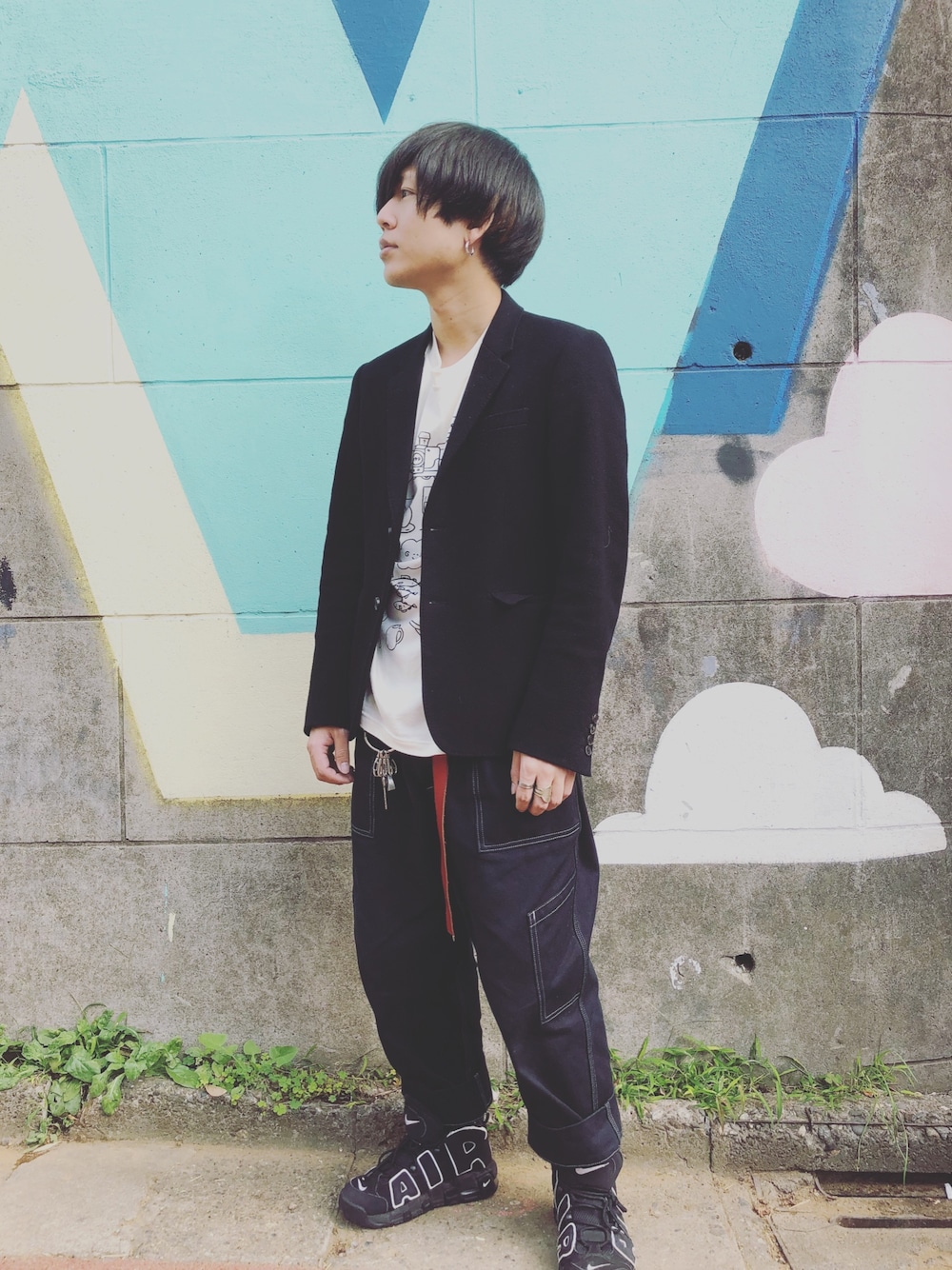 「テーラードジャケット、TUKI、ワイドパンツ、スニーカー、モアテン、原宿」｜「LAD MUSICIANのアイテム（テーラードジャケット、ブラック系）」を使った、まーくんさん（メンズ・164cm）の秋コーディネートの1枚目の写真