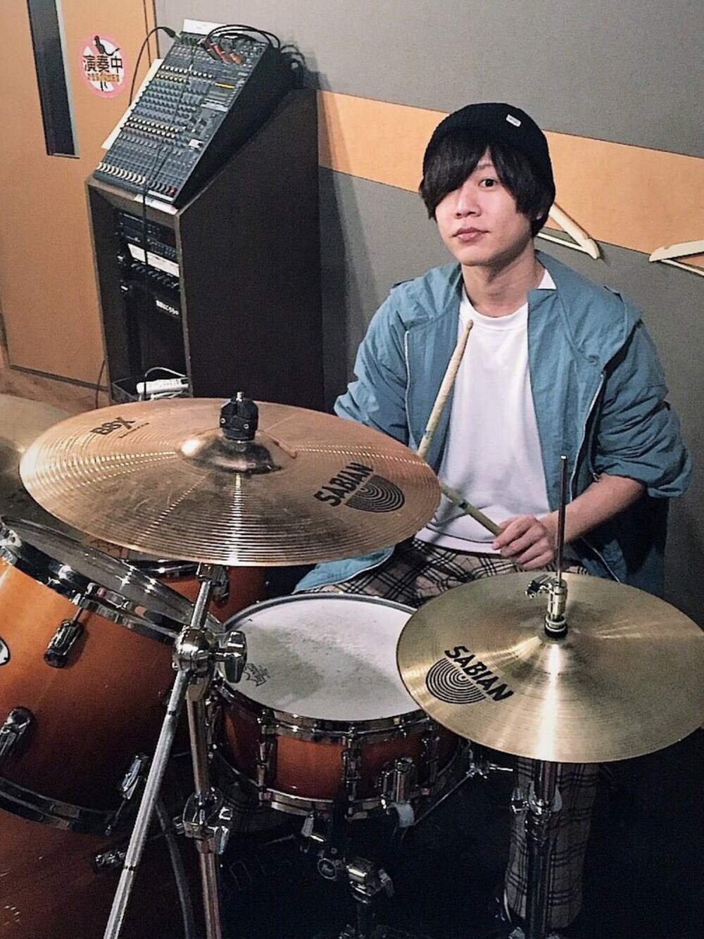 「ビーニー、NIKE、モアテン、バンドマン、ドラム、ナイロンパーカー」｜「BEAUTY&YOUTH UNITED ARROWSの＜Racal＞ RIB KNIT CAP 15FW/ニット帽◆（ニットキャップ/ビーニー、ブラック系）」を使った、まーくんさん（メンズ・164cm）の春コーディネートの1枚目の写真
