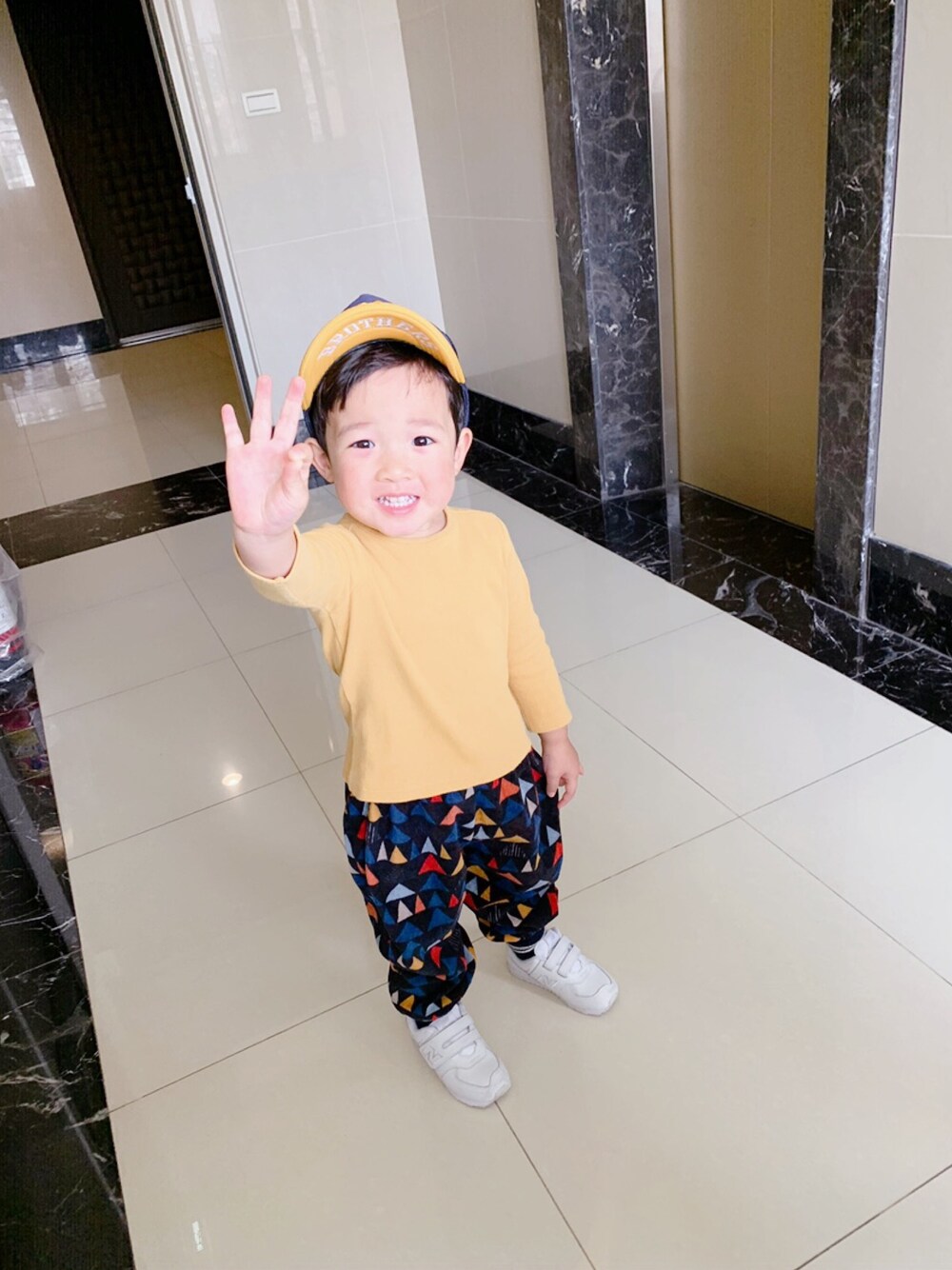 「秋のコーデ、NEWBALANCE、kids、Taiwan、男の子、秋服、カジュアルコーデ、boy、秋コーデ、キッズファッション」｜「mamas&papasのアイテム（その他トップス、イエロー系）」を使った、KOUTEIさん（キッズ・100cm）の秋コーディネートの1枚目の写真