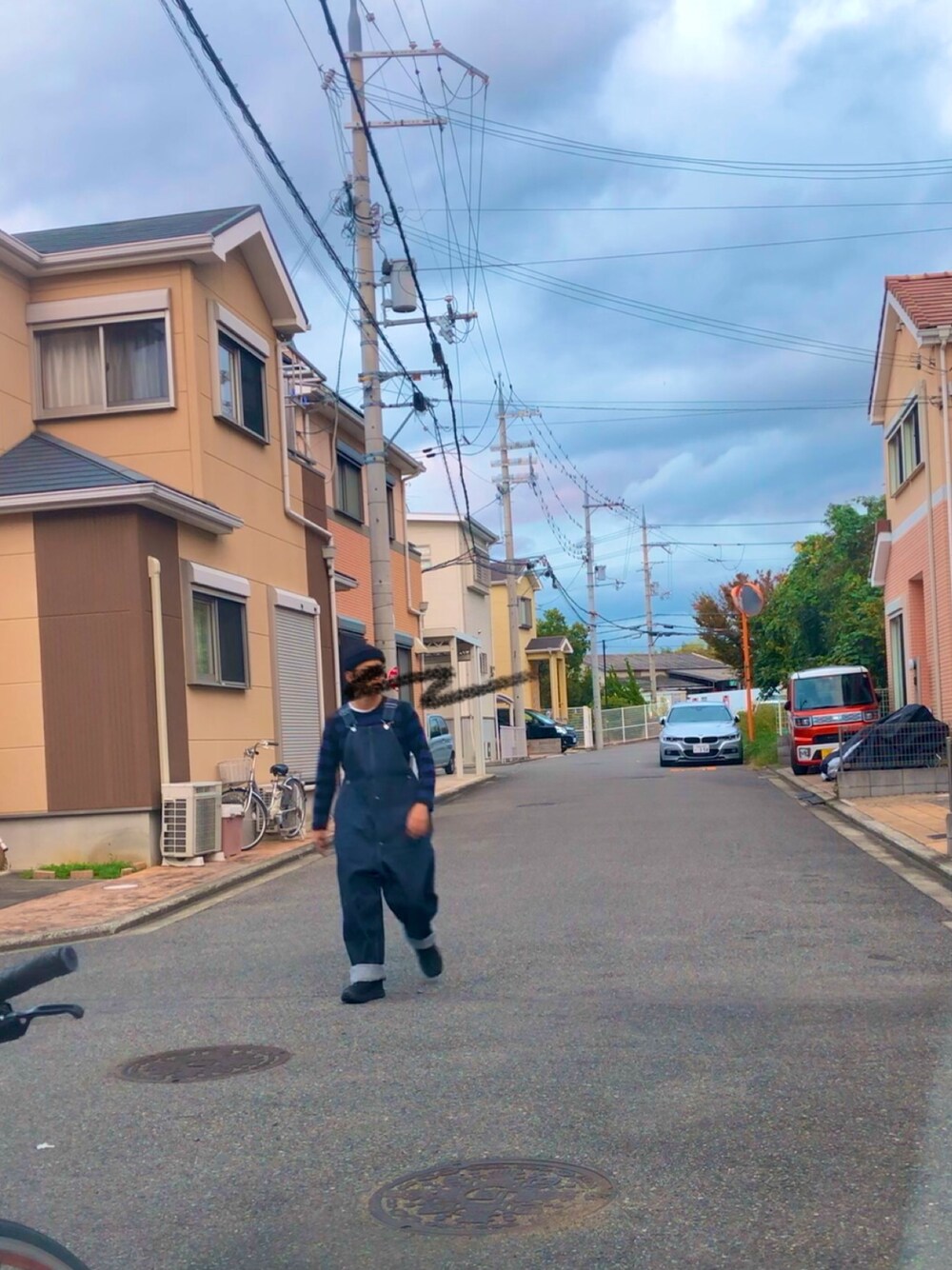 「低身長、デニム、デニム好き、だぼだぼ、ワイドデニム、ワイドパンツ」｜「HOKAのアイテム（スニーカー、ブラック系）」を使った、Unboさん（メンズ・163cm）の冬コーディネートの1枚目の写真